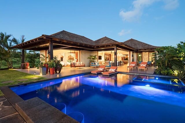 Evening dream pool, complete with pool bar stools and color changing pool lights. Picture credits: @ethantweedie