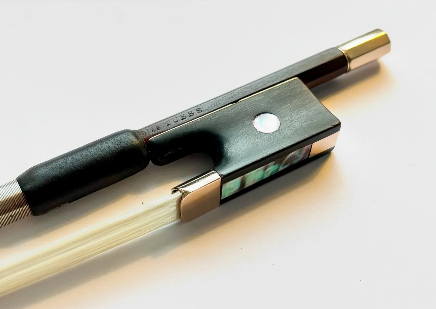 A fine gold-mounted violin bow by one of the greatest English bow makers in history, James Tubbs. Available now at Ruschil London. Full details at ruschil.com/bows

#violin #violinist #bow #bowmaker #bogenbau #archetier #madeinengland #antique #gold 