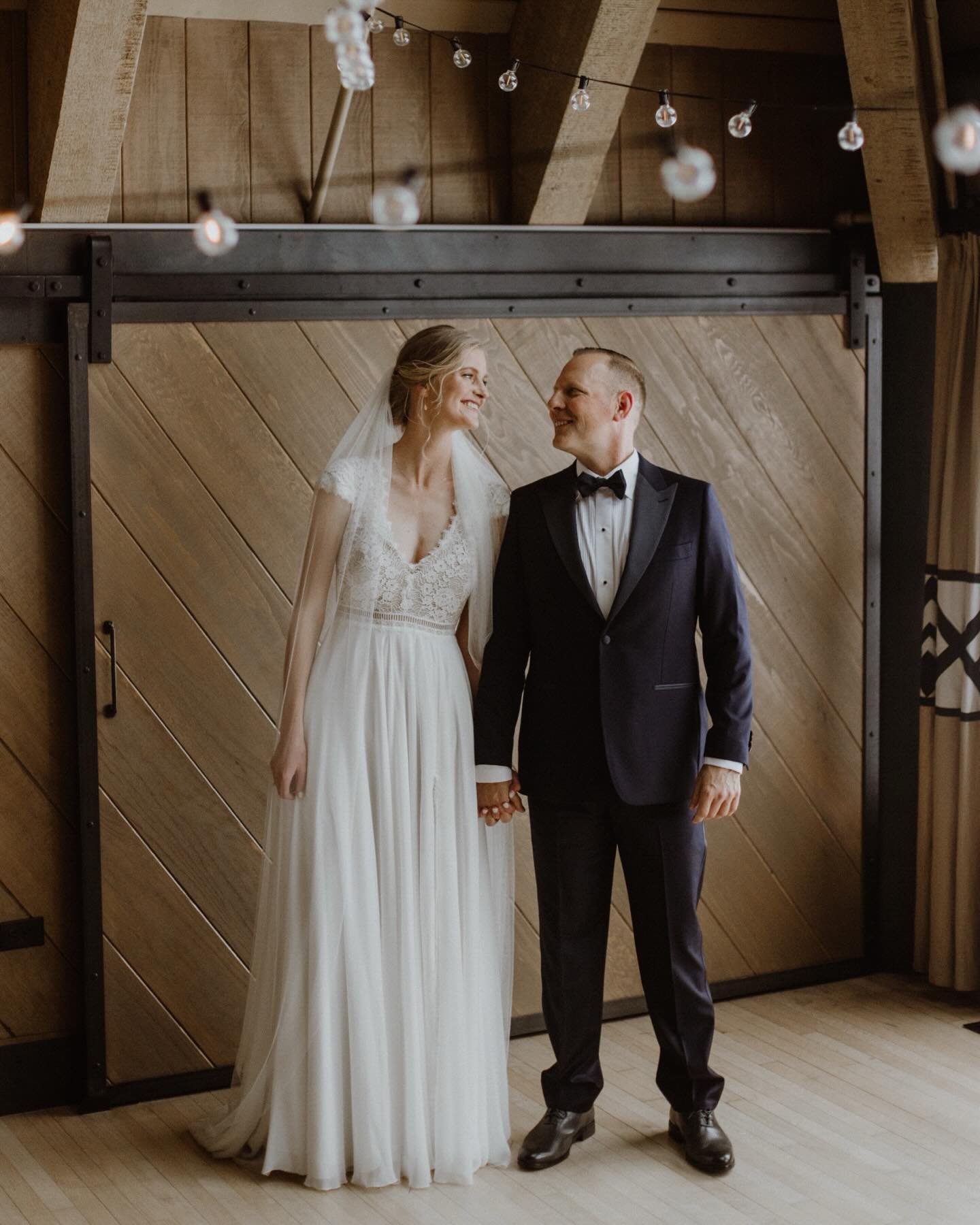 3/3 Congrats to the Augustines on your first year married - may the rest be as memorable and amazing as you both!
.
Ravens Nest @timberlinelodge 
HMU @artistrybymai 
Photo @lilysandhornsphoto
