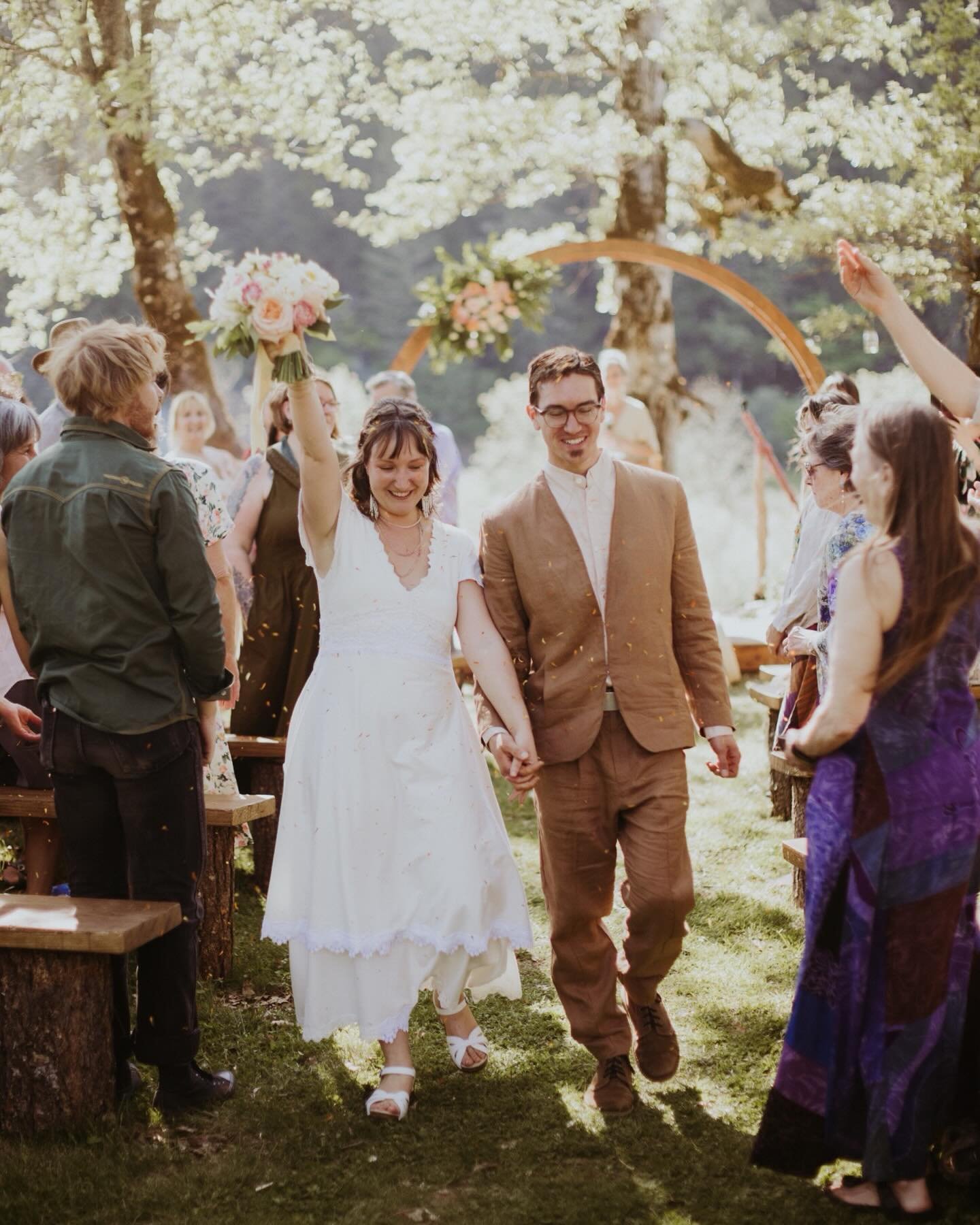 3/3 Wishing these loves many more years of love light and joy! Thank you again for having me at your side 🖤🖤🖤
.
@cedarbloomfarm 
@singinglarksfarm 
@lilysandhornsphoto