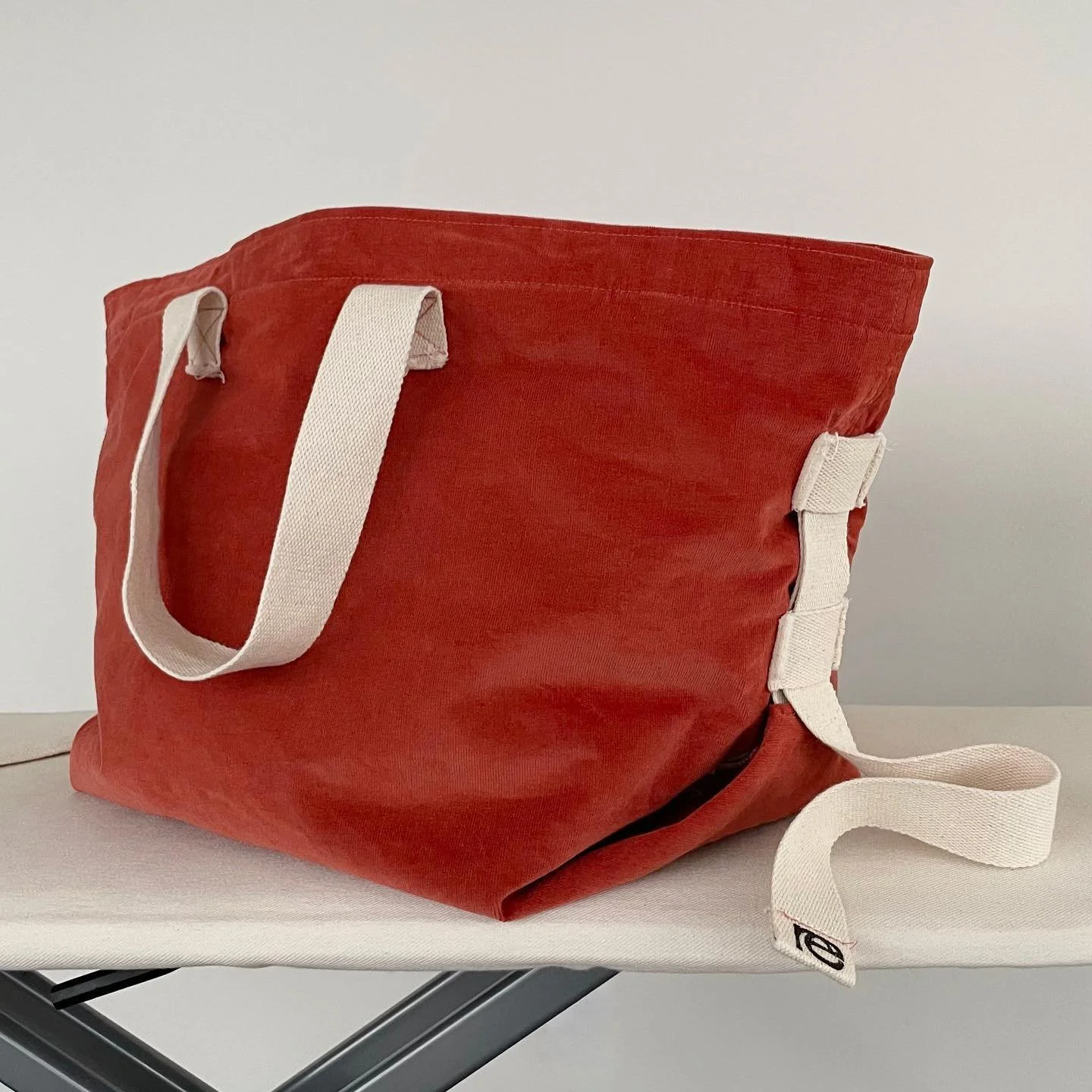 MYRIAD carry-all (re004-01/B21)

MATERIAL: cotton corduroy, linen lining
MAX DIMENSIONS: 60x35.5x17cm (23.6x14x6.7in) 
MAX VOLUME: 36L
USE: adjustable day-bag
PRICE: $180.00 CAD (worldwide shipping) 

to further translate the concept of re.discovery,