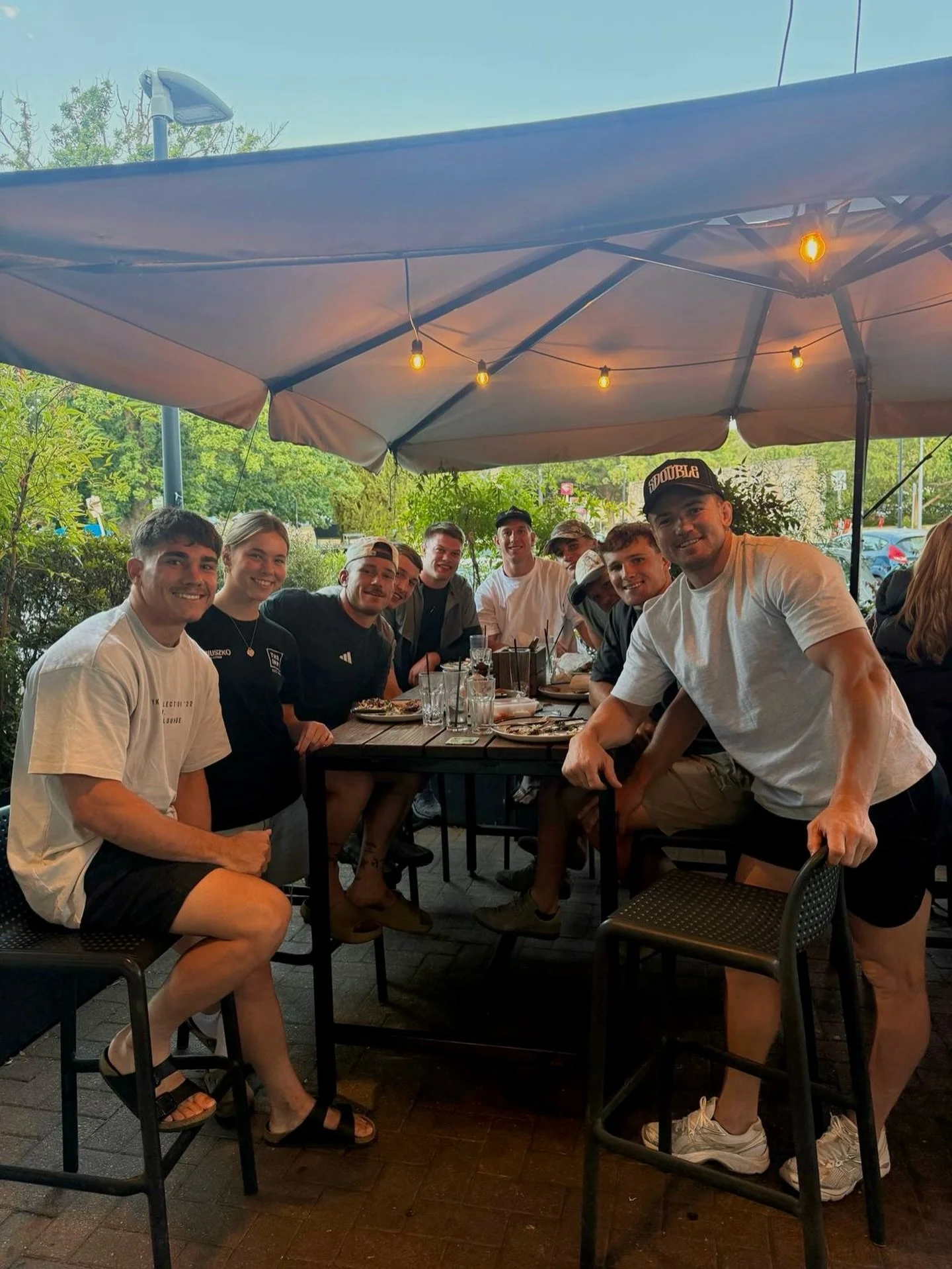 Had some familiar faces pop in the other night- and kindly snapped a pic with Millie! 💚