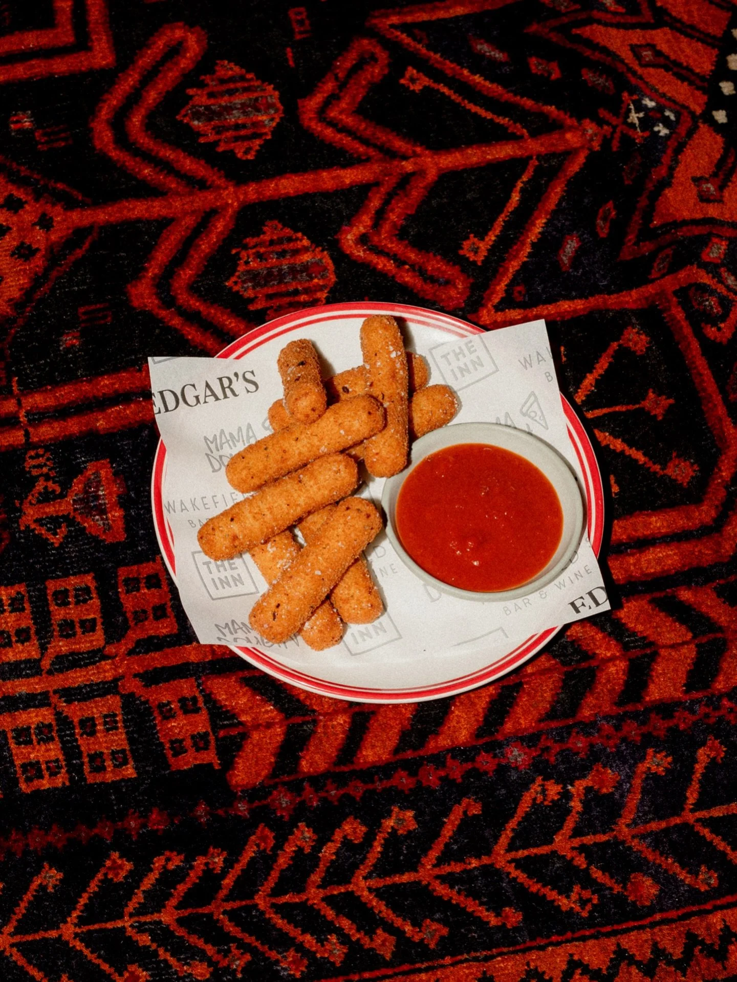 streeeeeeeeeeeeeeeeetchy mozz sticks 🧀
served with housemade red sauce &amp; basil 🌿🤤