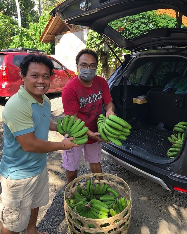 .
We planned to take today off, but when we woke at 6 am, we realized that we had 50 packages to prepare for tomorrow!
.
Thankfully, two friends dropped in to see our place for the first time and see what they could do to help.  We had them roll up t