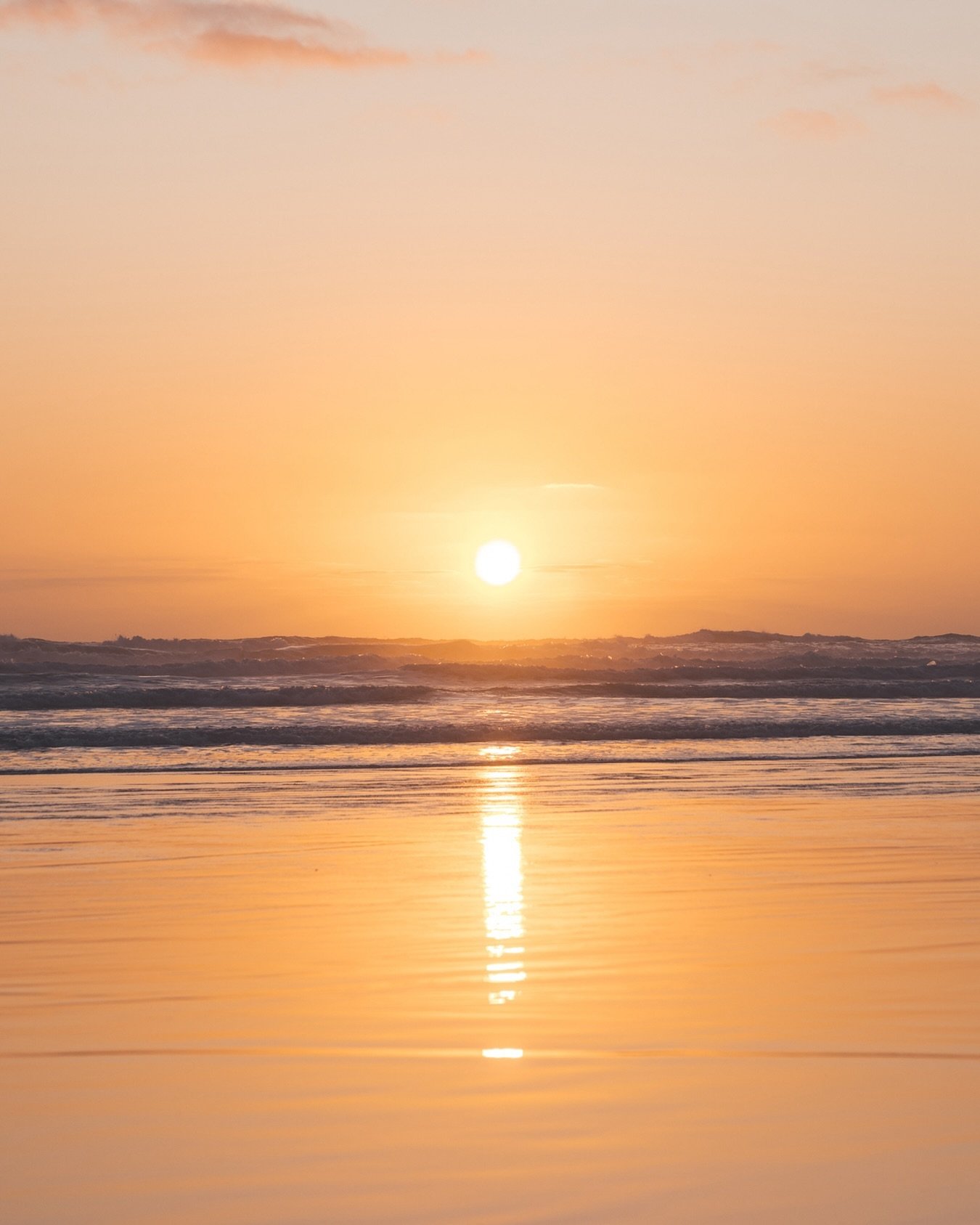 Silky smooth sunset, a treat for the soul.

&mdash;

#sunsethunter #goldenlight #pastelaesthetic #newzealandfinds #lightchaser #mellowvibes #visitauckland @visualsofearth @thecoastdispatch @earthminimal @minimablu #sunsetshots #calmyourmind #postcard