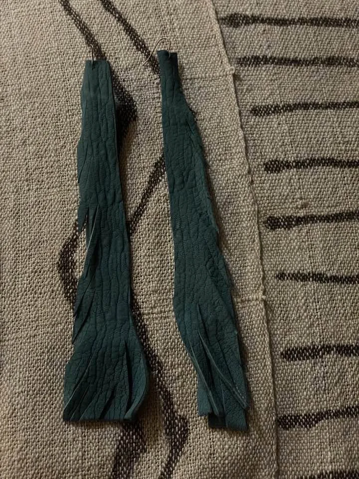 Hunter Lthr Feather cut earrings