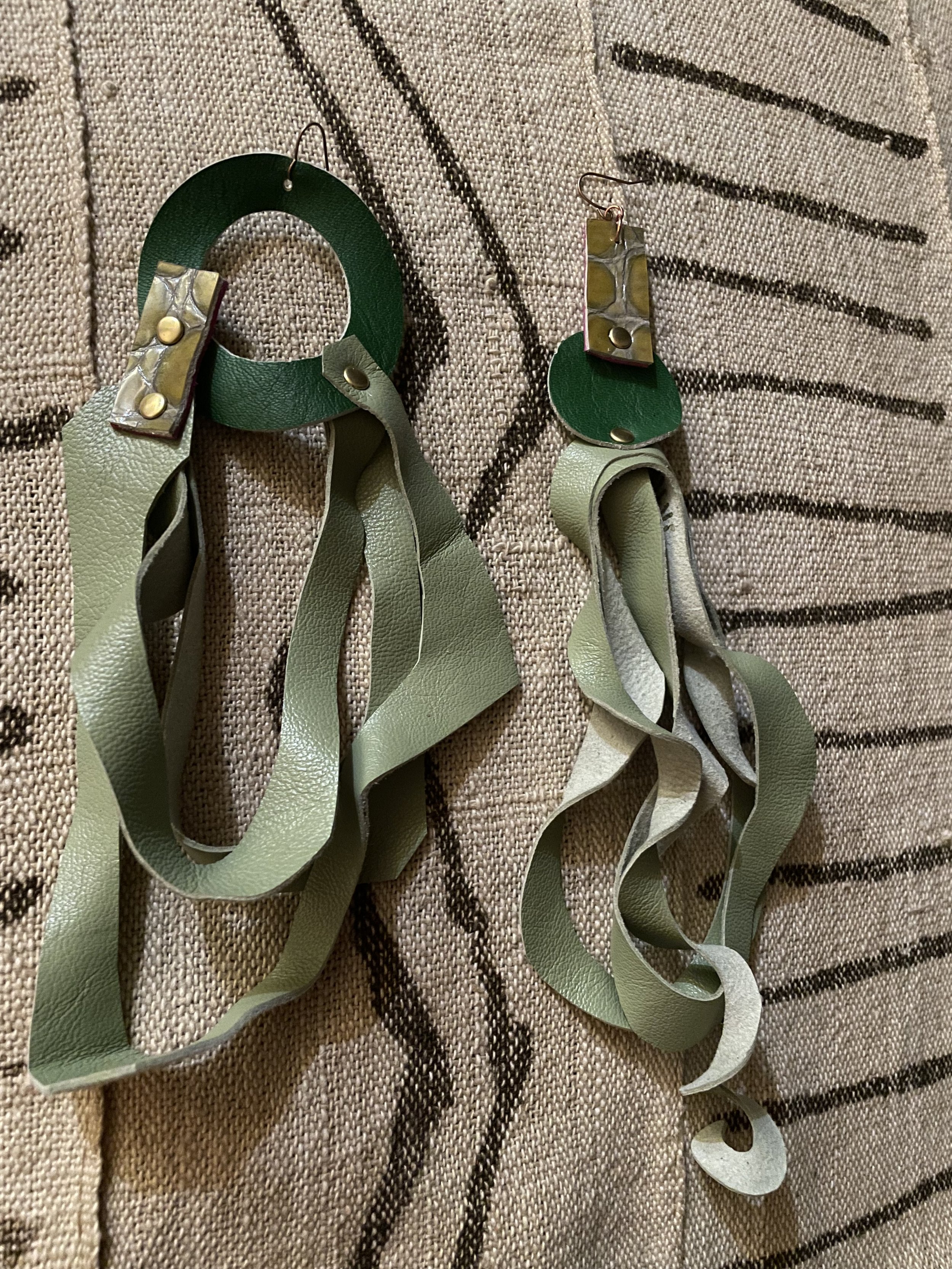 FLEyE wave Mix Green Leather Earrings