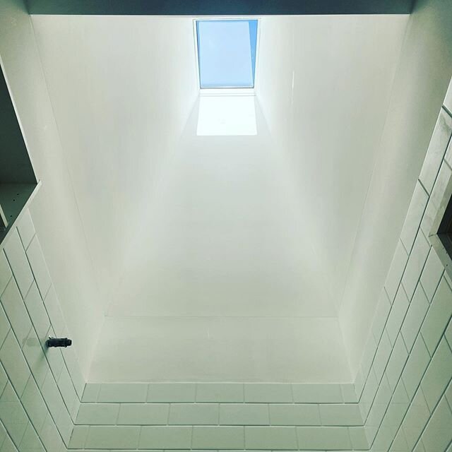 Going full height to get some light into this en-suite at our Banks Street Renovation. 💪🏼🌞 #brisbanerenovations #brisbanebuilder #brisbane #newmarket #bankstreet #carpentry