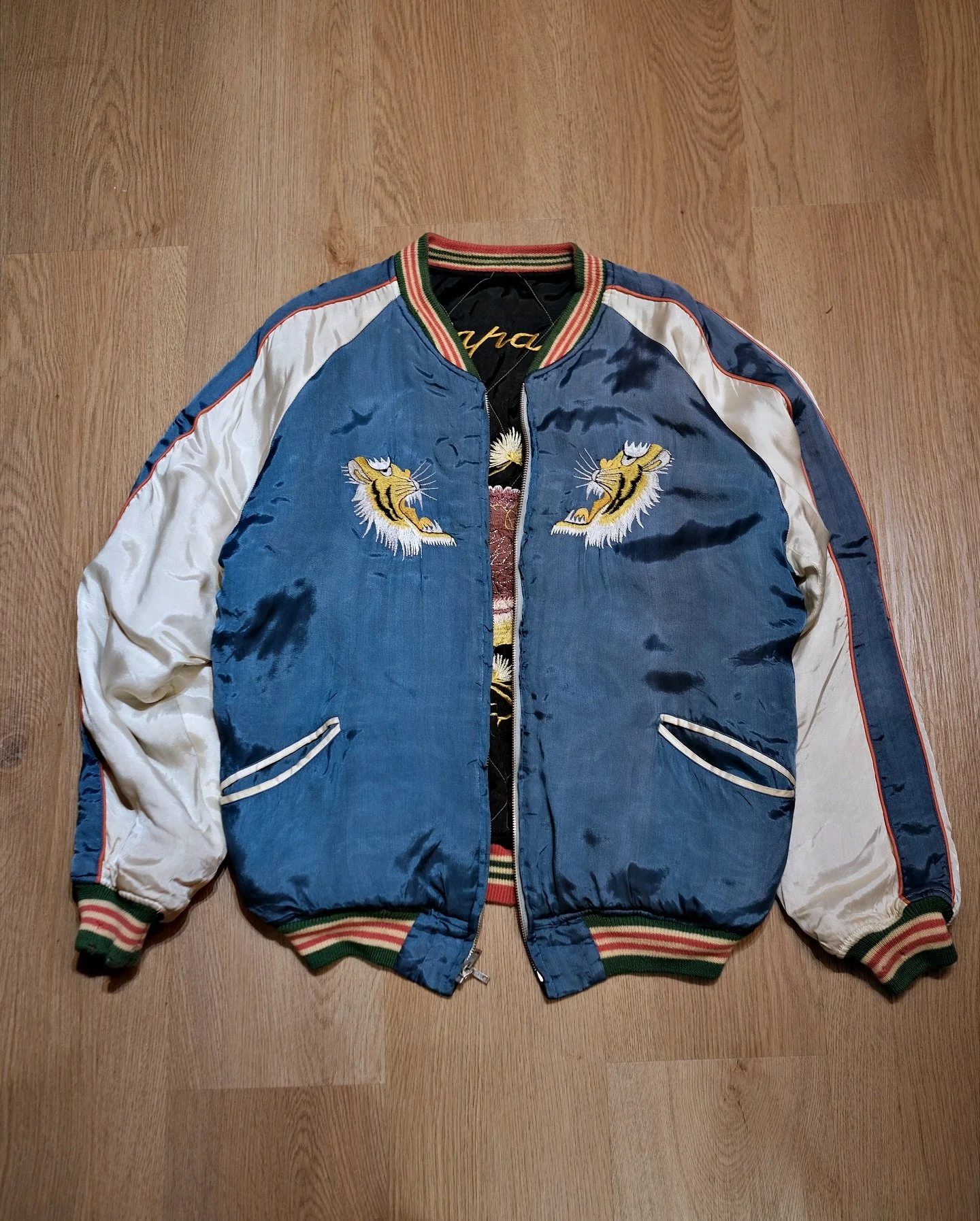 - New Arrival

1990s Sliver Island Reversible Satin Souvenir Jacket

Size - Large

2/F, 22 Yiu Wa Street, Causeway Bay, Hong Kong

www.bruincave.rocks

All available @bruin.cave