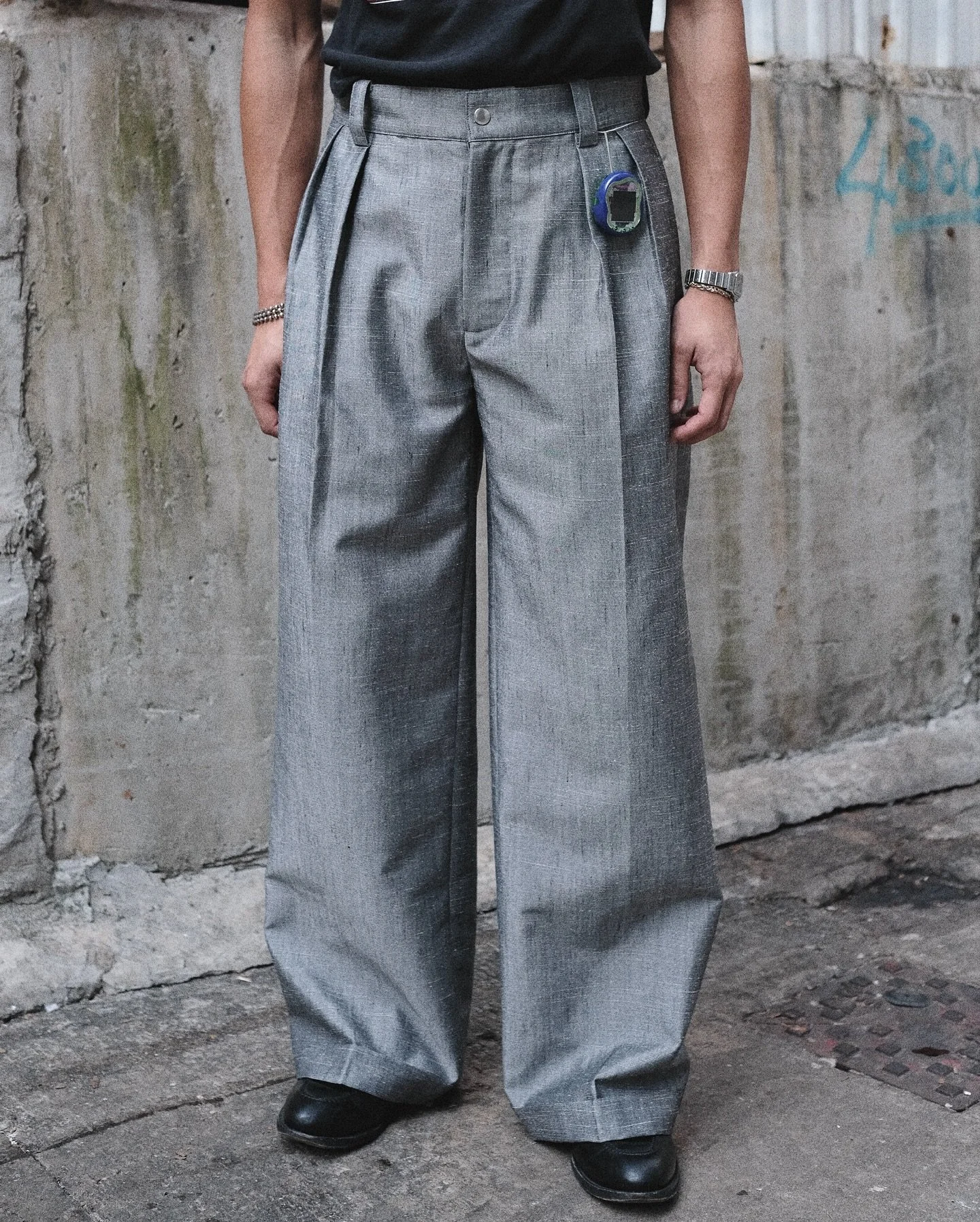 Megashinka 007 Pleated Chino

Drawing from the British Army chinos of the 1950s, the 007 Pleated Chino is crafted from a refined Japanese wool-silk blend with a subtle lustrous finish.

Cut wide and straight, it features front pleats, a signature fro