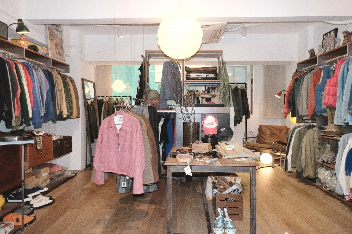 - Notice 

@bruin.cave 在銅鑼灣耀華街的租約將於下年一月完結，我們決定不再於原址續租。

由即日去到下年一月十五日，我們將會進行最後的Final Sale，門市現存的所有古著品項都會以極優惠的價錢發售。

優惠期間全單購買兩件或以上會亦享有額外折扣！（Extra 10% off for 2 items &amp; Extra 20% off for 3 items or more) 

歡迎大家前來一同渡過耀華街店最後的時光! 

*Cash or FPS only 

T