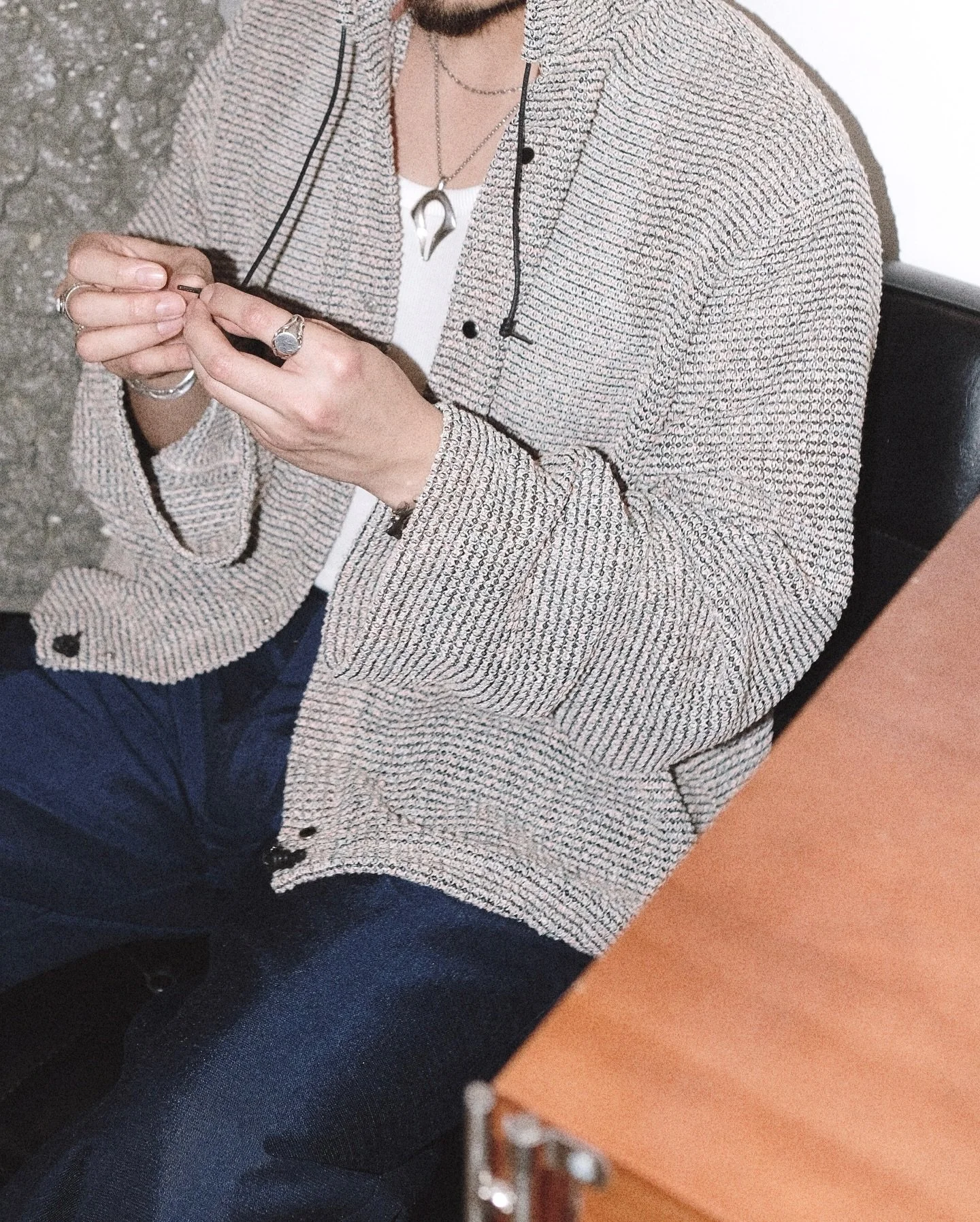 MEG.S

004 Net Jacket

Drawing from 1970s military anti-insect gear, the 004 is crafted in 330g jacquard net for a structured drape with effortless breathability.

Relaxed, loose fit in vibrant hues.

-

330g Jacquard Net Fabric (100% Polyester)

Obs