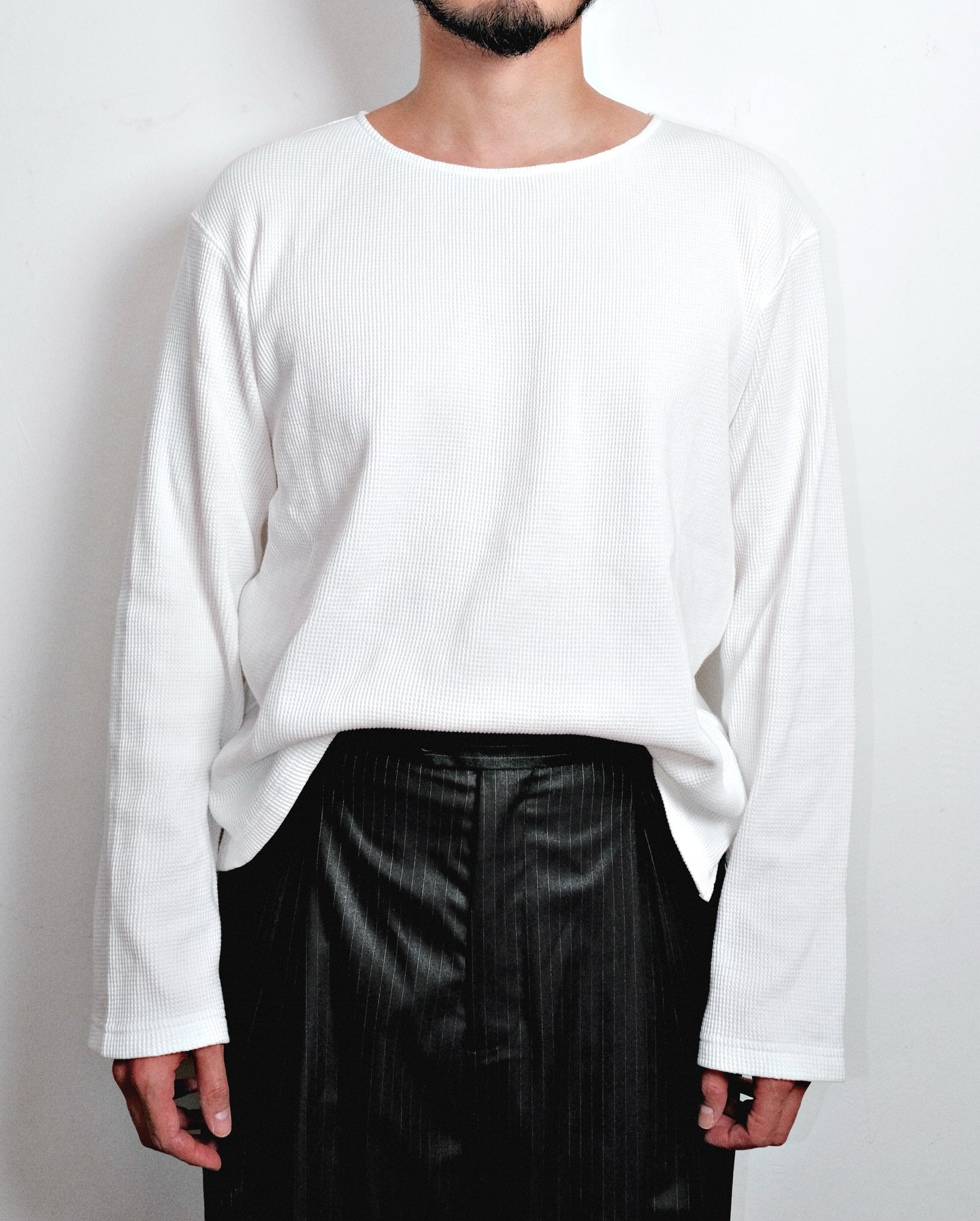 MEG.S 009 Wide Neck Waffle L/S Shirt - White

Crafted from 230g pure cotton, the 009 Waffle Shirt offers an exquisitely soft hand feel and graceful drape.

Featuring a wide collar and split hem, it is the daily essential that pairs effortlessly with 