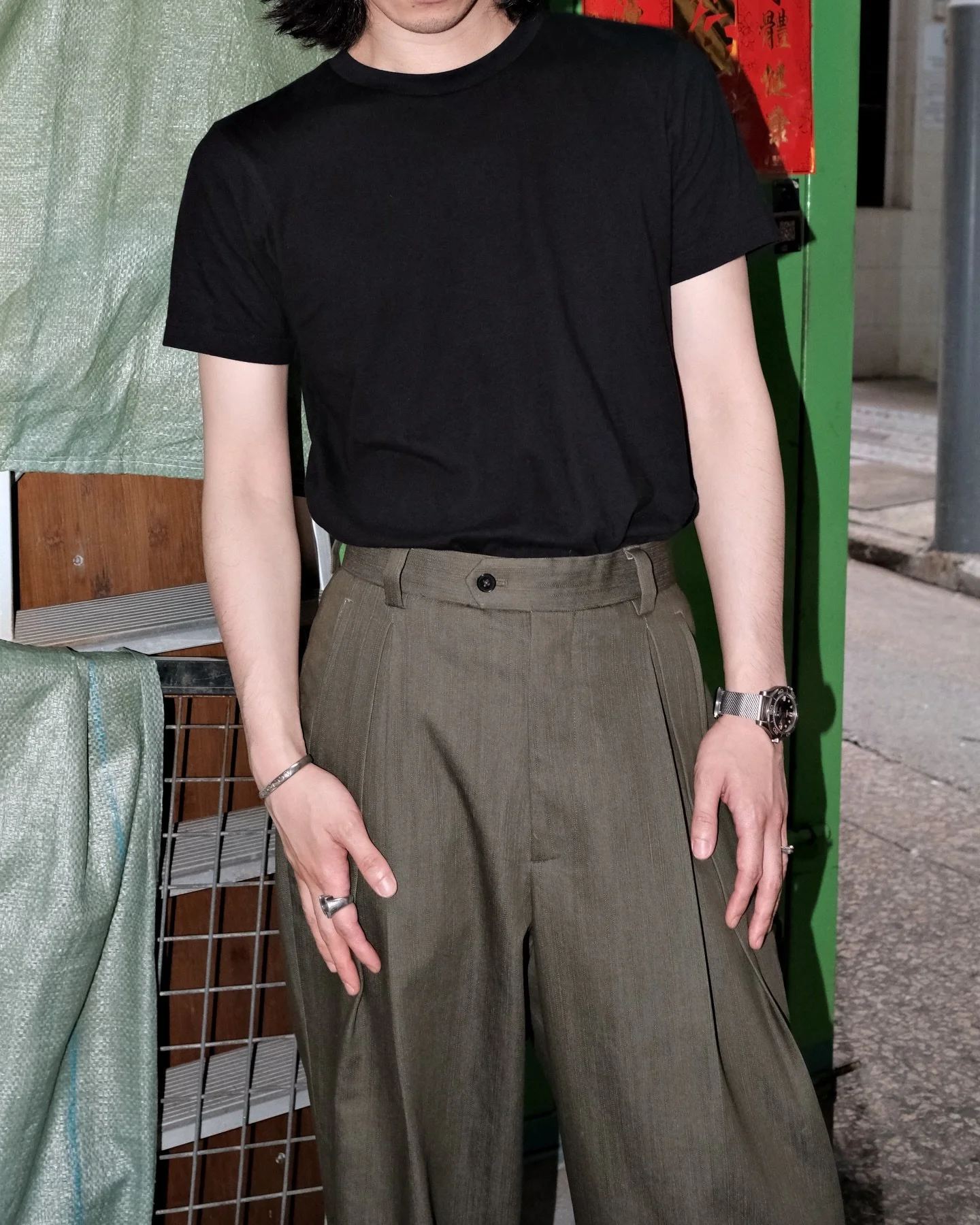 MEG.S 001B Wide Dress Pants - Olive Green 

After years pursuing the ideal wide-leg dress trouser, we created our own.

Inspired by 1970s italian elegance, the 001 delivers a relaxed, loose silhouette that tempers formality with effortless ease.

The