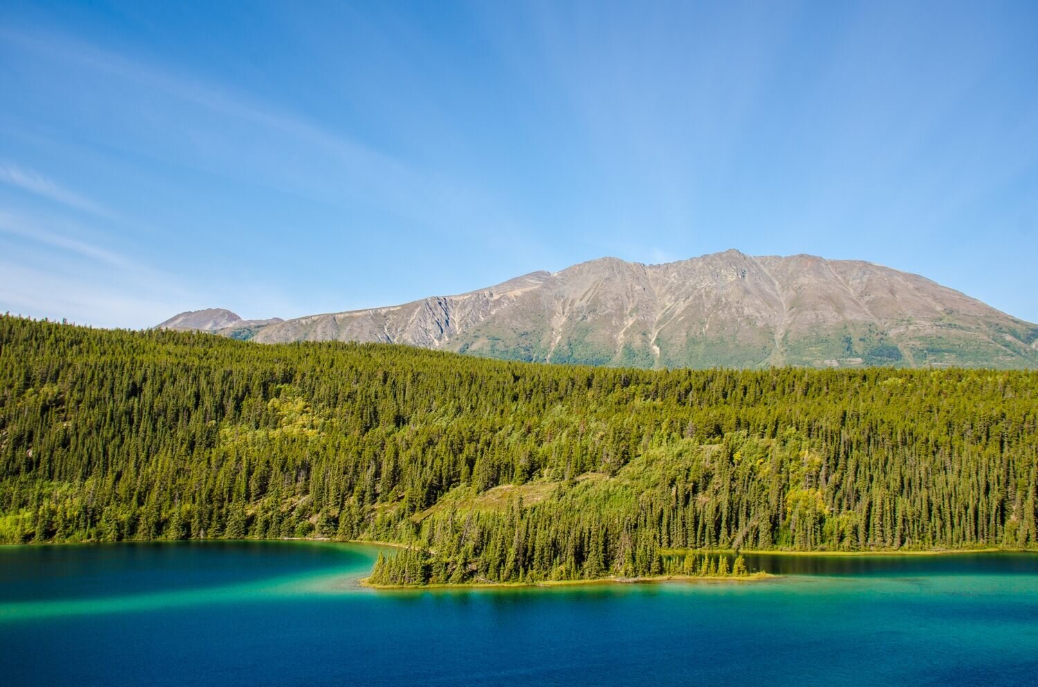 Lago Emerald, cerca de Carcross sobre la carretera Klondike. Turismo en Yukon Canada.