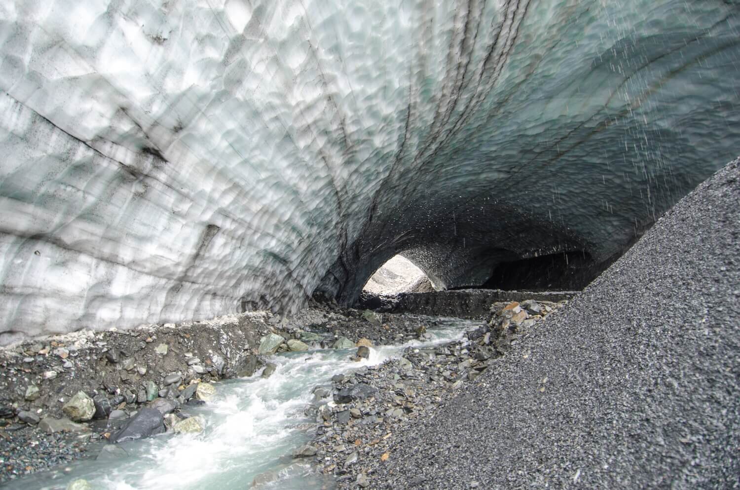 Cueva de hielo Kluane antes de su colapso en mayo de 2019. Yukon Canada.