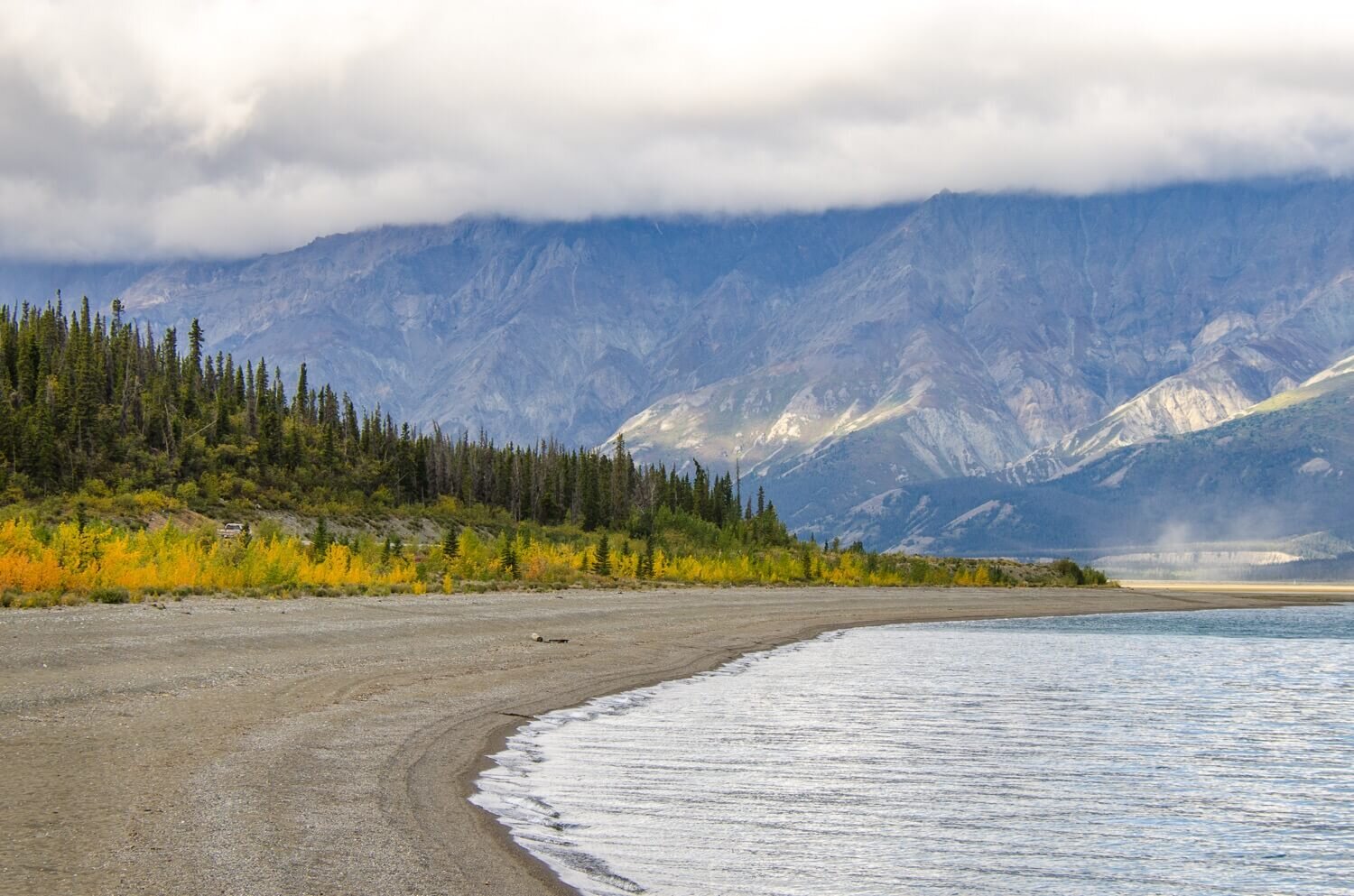 Con más de 400 km², Kluane es el lago más grande de Yukón, Canadá. Viaje a Yukon en verano.