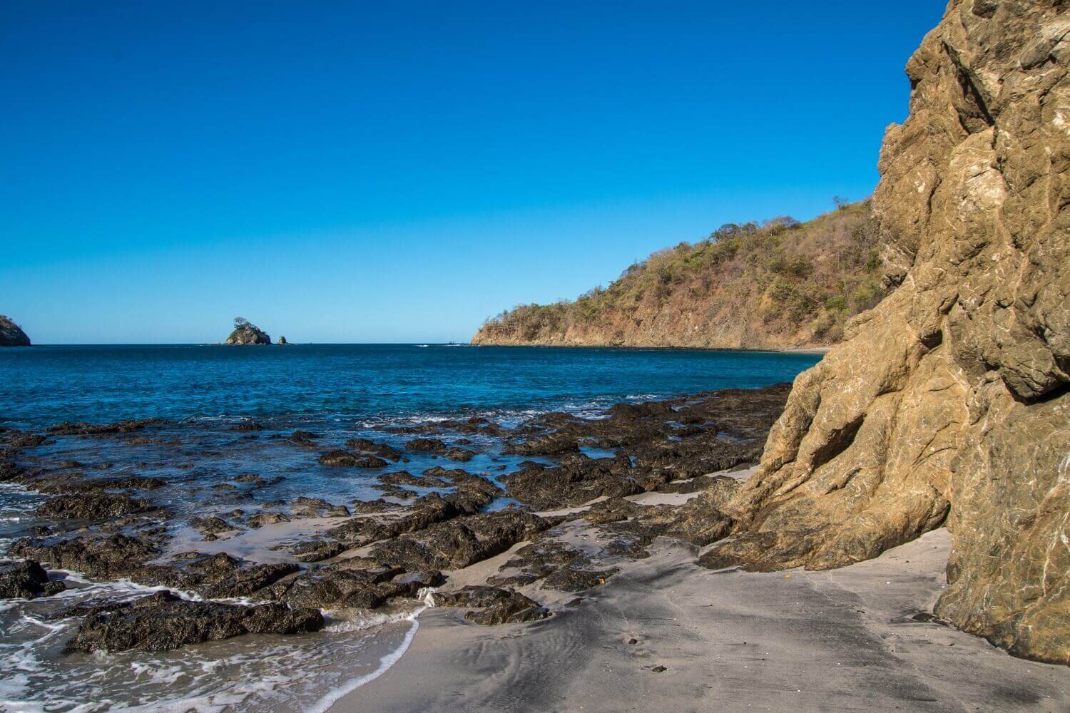 Pasaje rocoso entre las playas Danta y Dantita de bahía de Potrero. Turismo en Las Catalinas, Costa Rica.