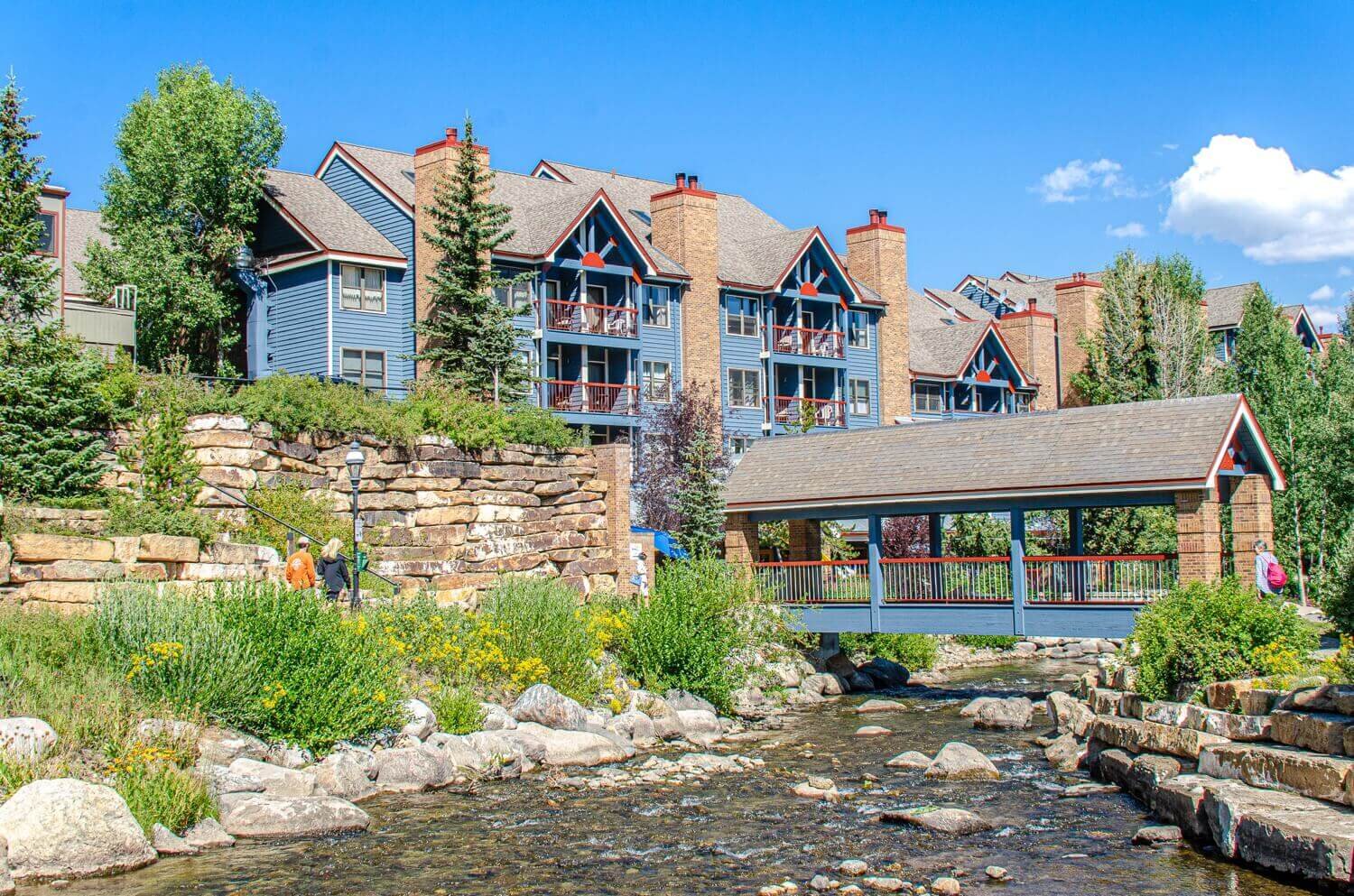 Blue River y las montañas de Colorado protagonizan las postales de Breckenridge en verano. Actividades en las montañas de Colorado. Cosas que hacer en Breckenridge Colorado.