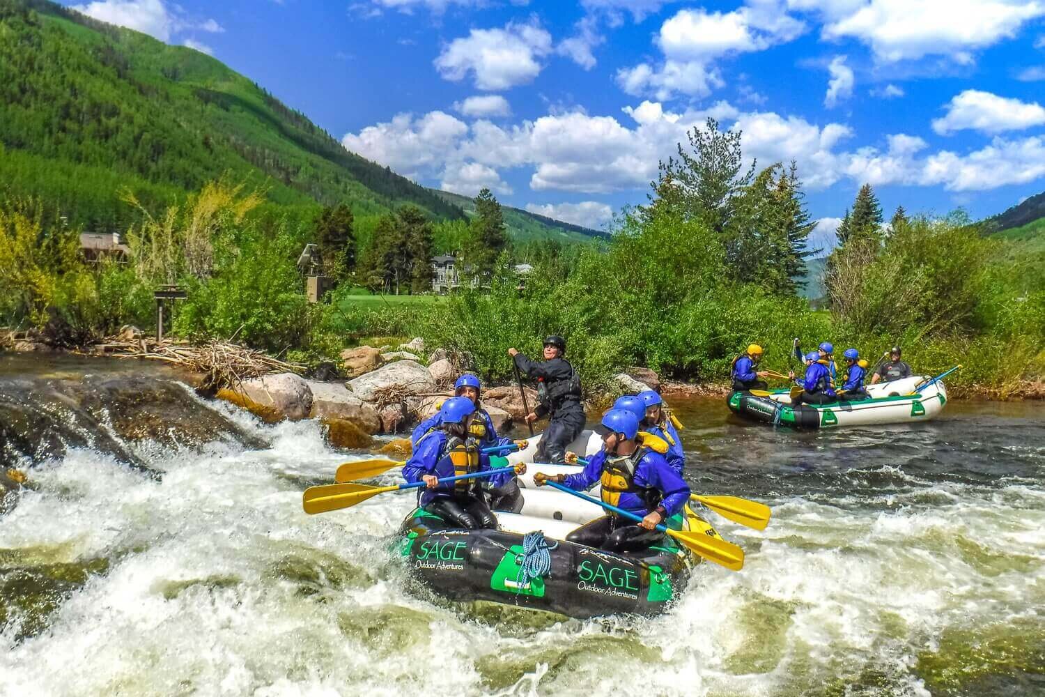 Durante las vacaciones de verano los rápidos en Gore Creek son una actividad popular en Vail. Vacaciones de verano en Vail, actividades en las montañas de Colorado.