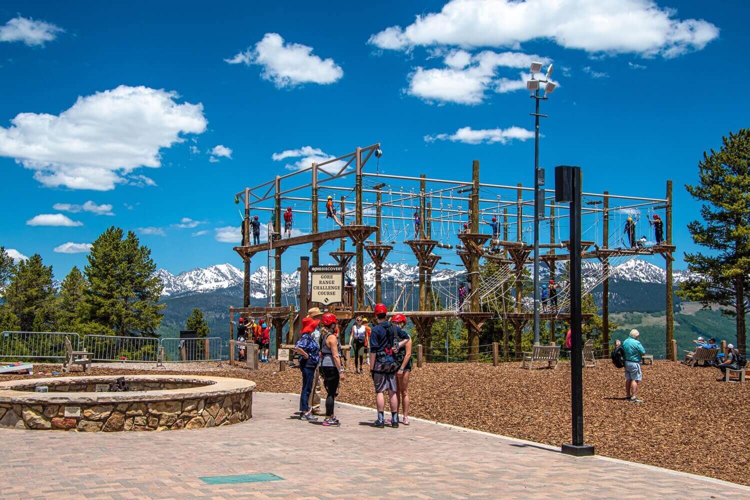 En el verano la montaña de Vail ofrece actividades como el circuito de cuerdas Gore Range. Actividades de verano en las montañas de Colorado.