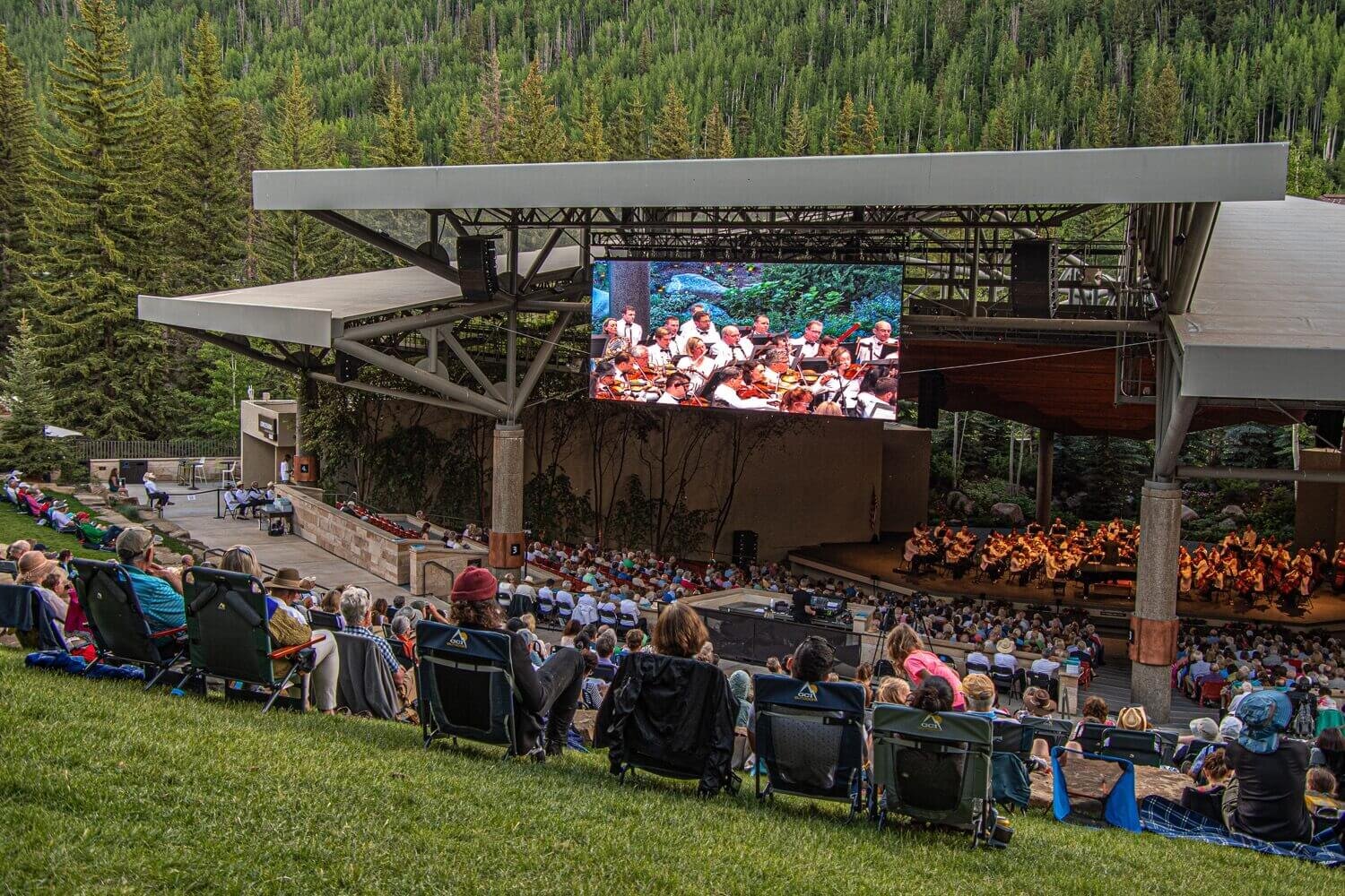 Concierto sinfónico en Gerald R Ford, anfiteatro custodiado por las montañas de Colorado en Vail.