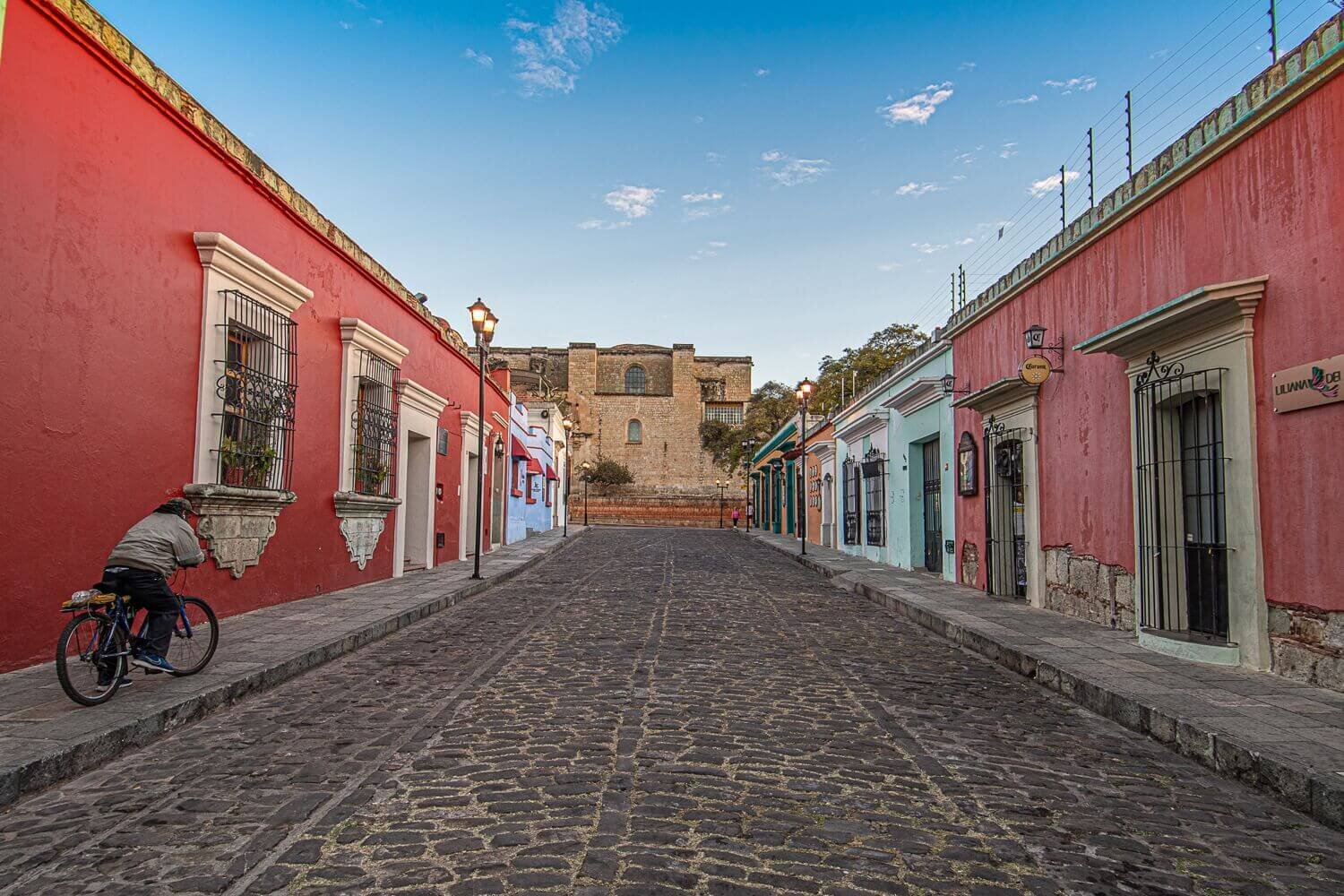 El propio Centro Histórico de la capital es un homenaje a las tradiciones de Oaxaca. Valles Centrales de Oaxaca.