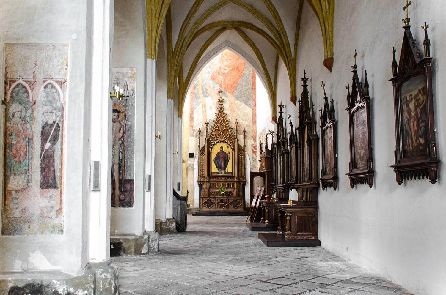 Interior de la iglesia Sacrificio de la Virgen María en Ceske Budejovice. Cosas que hacer en República Checa. Turismo rural en Bohemia checa.