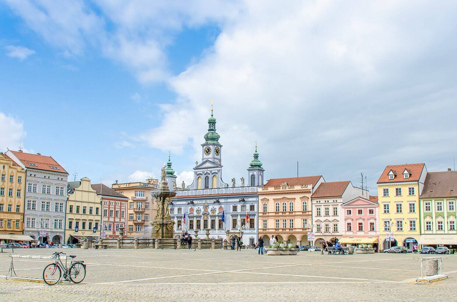 Los edificios de la plaza central en Ceske Budejovice presumen caballeros y dragones. Que ver en Republica Checa.