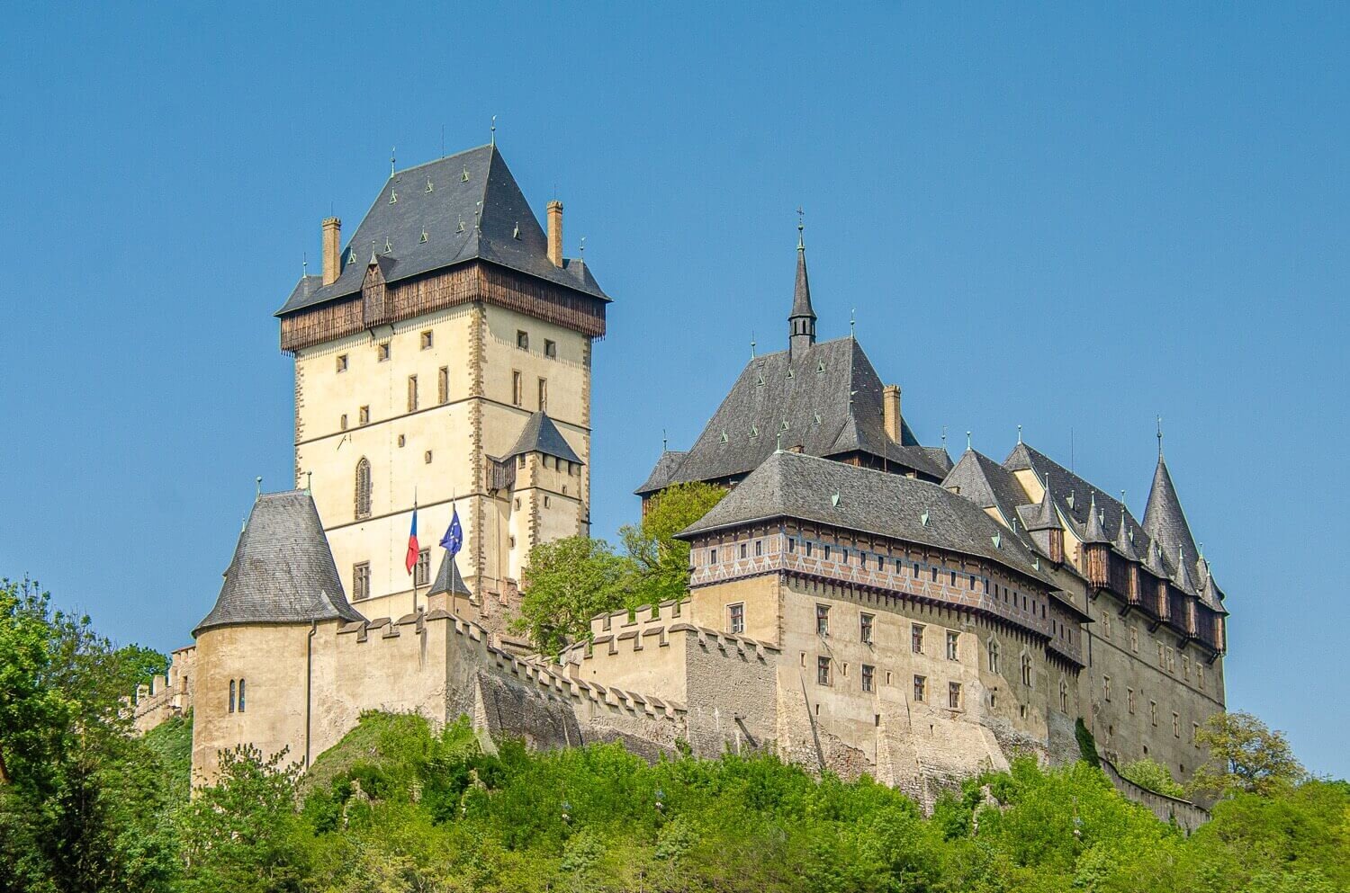 El castillo medieval de Karlstejn fue construido por Carlos IV rey de Bohemia en el siglo XIV. Cosas que hacer en República Checa. Turismo rural cerca de Praga.
