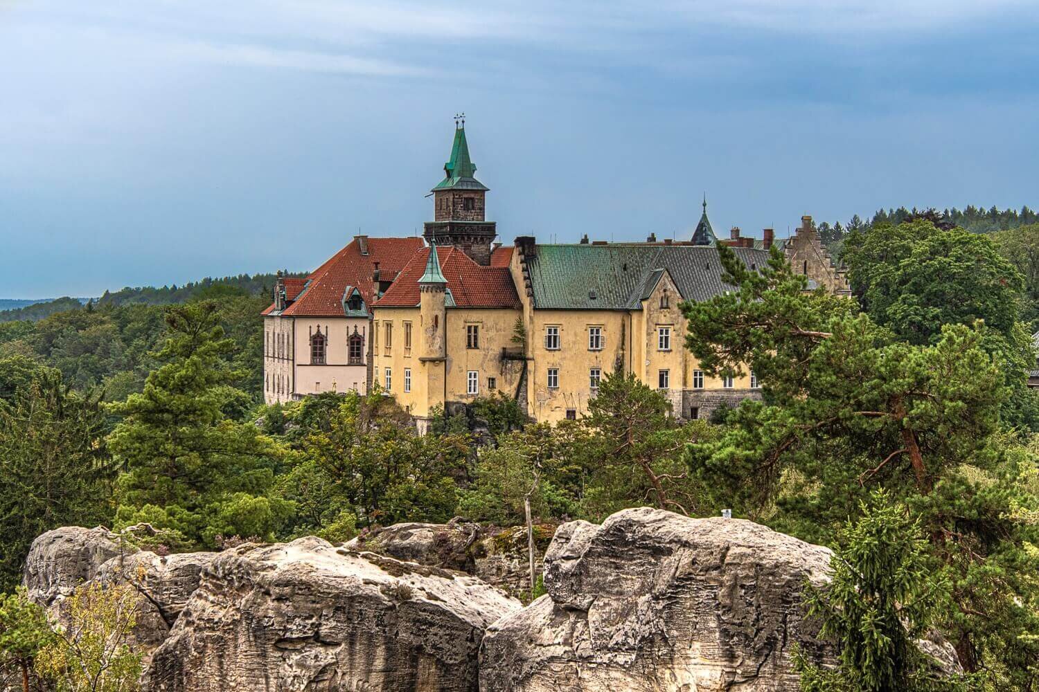 Cerca de Praga, en el Paraíso Bohemio, el castillo de Hruba Skala funciona como hotel. Castillos medievales en Europa. Turismo en Bohemia checa.