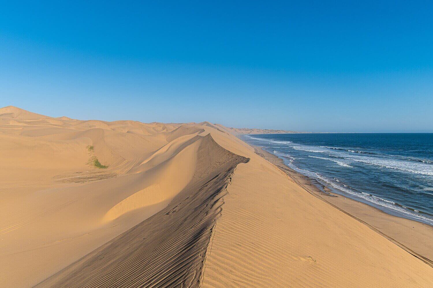  Camino a Sandwich Harbour, el desierto de Namibia presume las dunas de Namib Naukluft. Safari en Namibia. Viaje a Swakopmund y Walvis Bay.