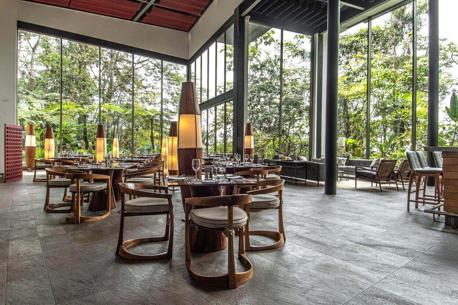 Comedor con vistas panorámicas del Chocó Andino en Mashpi Lodge. ¿Qué hacer en Quito? Quito naturaleza. Hotel de lujo en Ecuador.