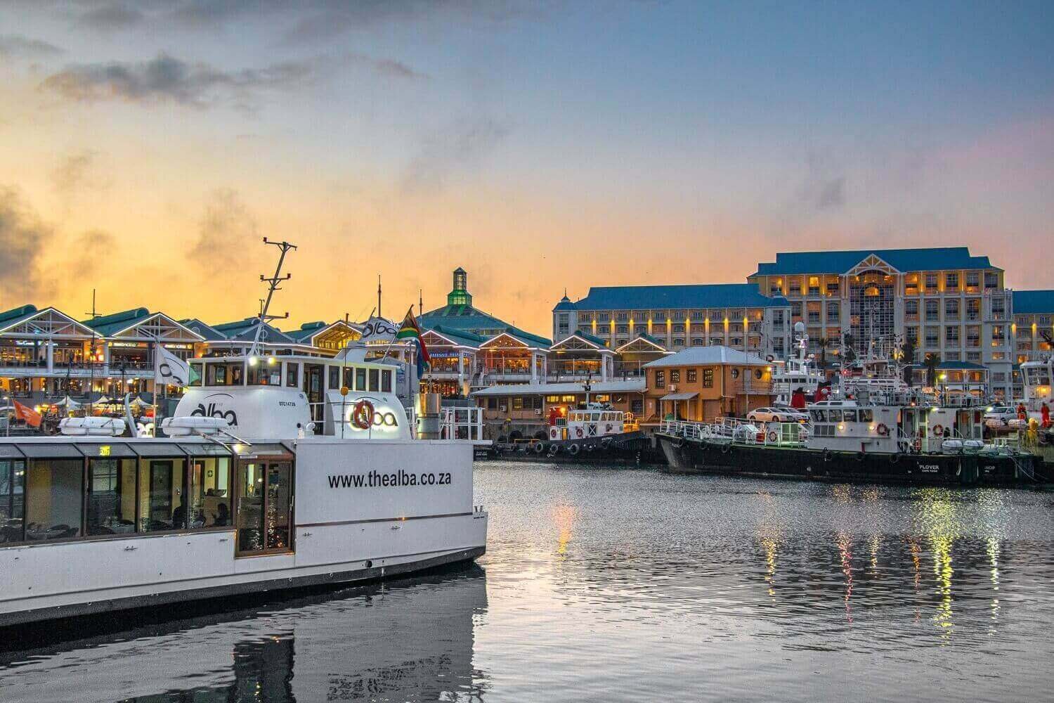 Marina, hoteles y restaurantes en el muelle V&amp;A Waterfront. ¿Qué ver y qué hacer en Ciudad del Cabo Sudáfrica?