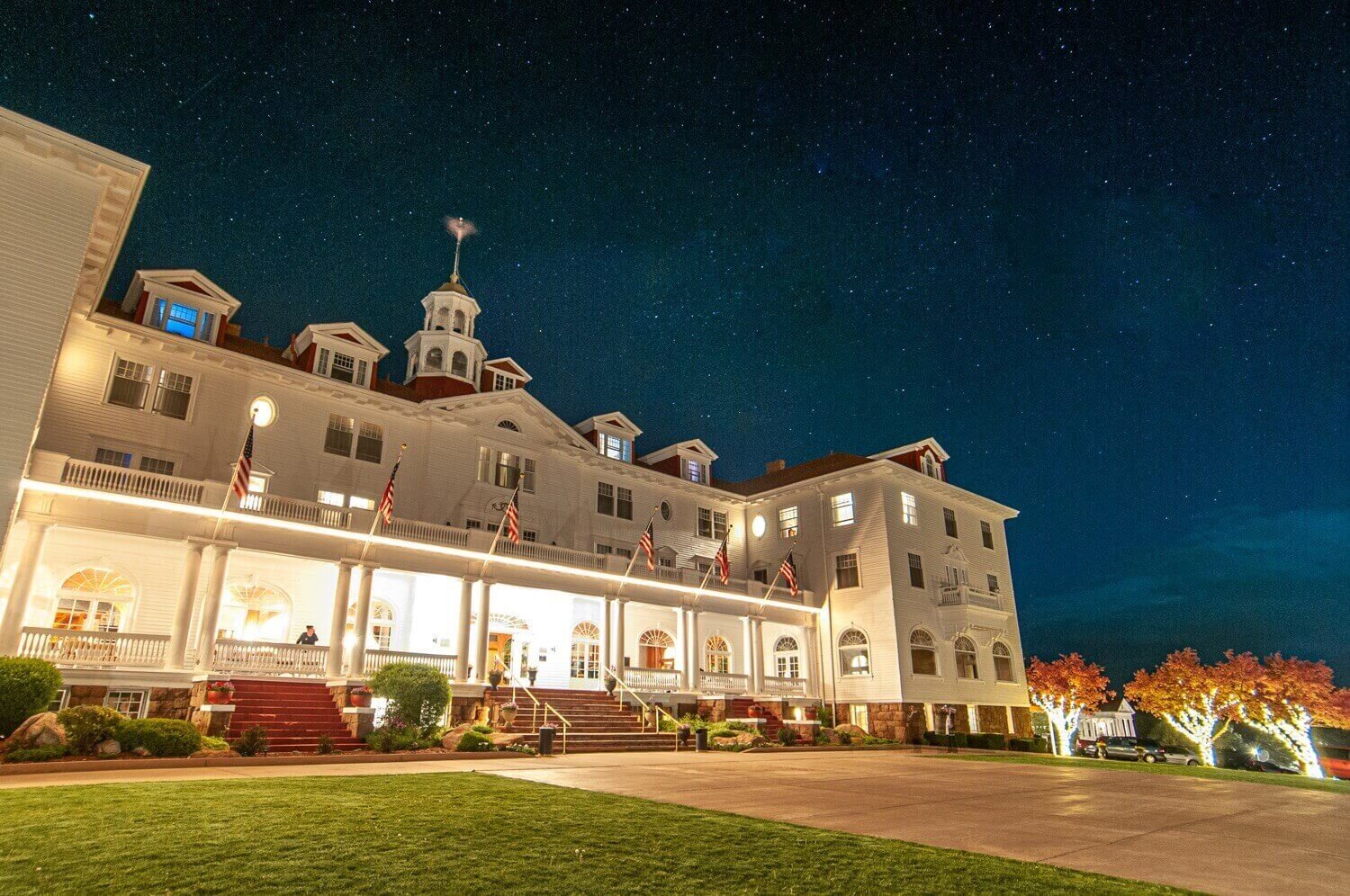 Vista nocturna de The Stanley Hotel en Estes Park, Colorado. The Shining, Stephen King.