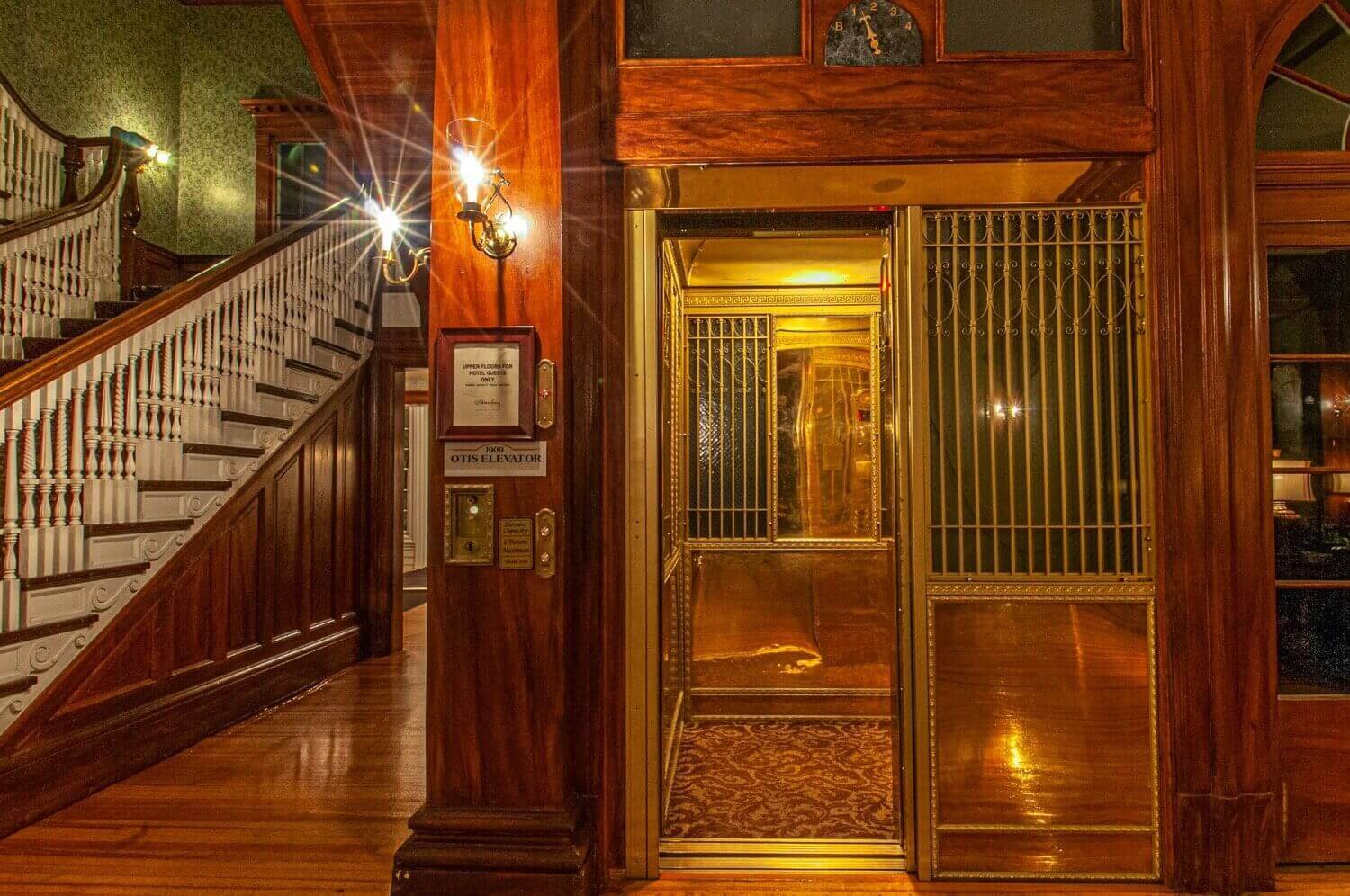 Hotels encantados. El elevador Otis de The Stanley tiene más de 100 años en operación.