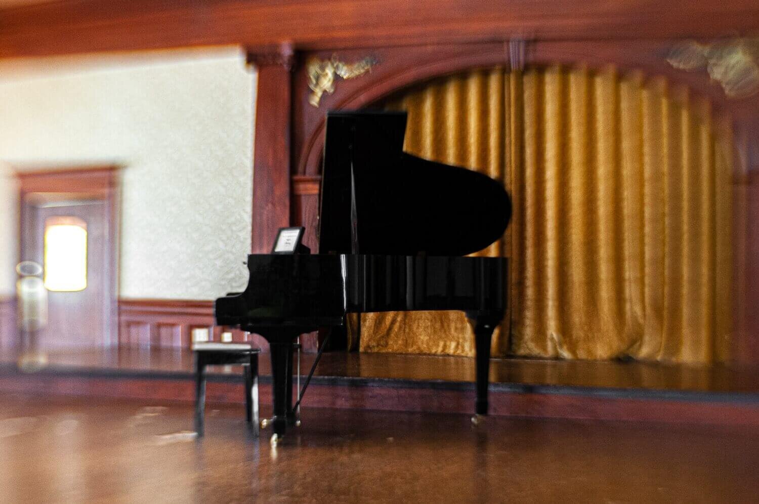 Flora Stanley murió en 1939 pero no ha dejado de tocar el piano en el hotel que fundó su esposo. The Stanley Hotel piano.