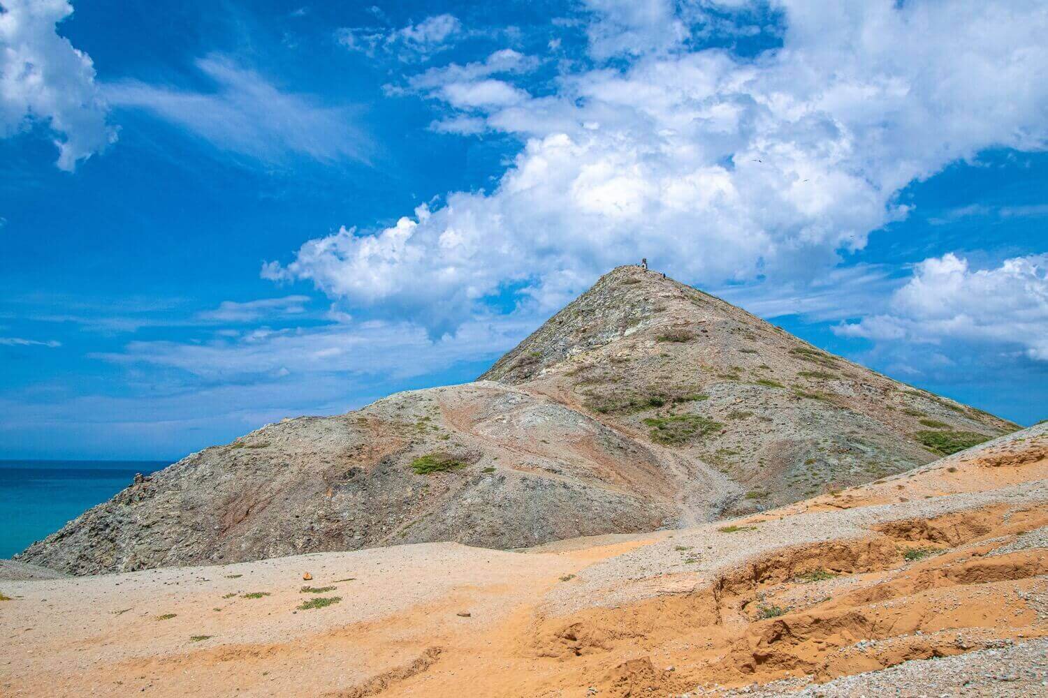 En wayuunaiki el Pilón de Azúcar se conoce como Kama’aichi. Lugar sagrado wayuu. Turismo de naturaleza en la Alta Guajira. Guajira Tours.