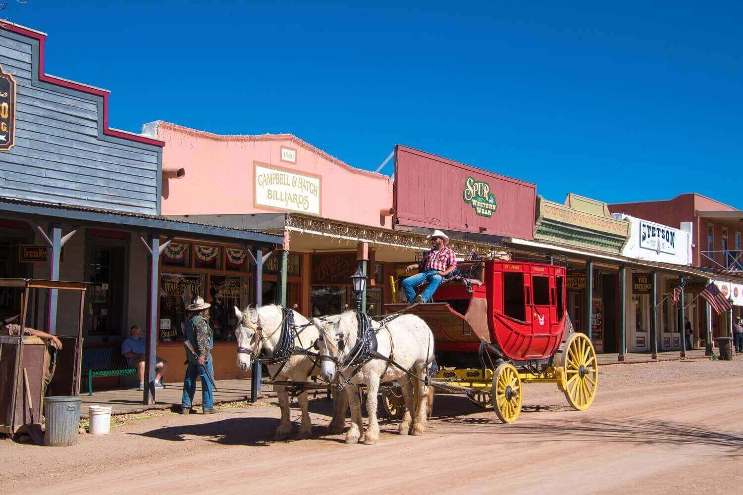 Carreta tirada por caballo en E Allen St. Pueblo vaquero de Tombstone, Arizona.