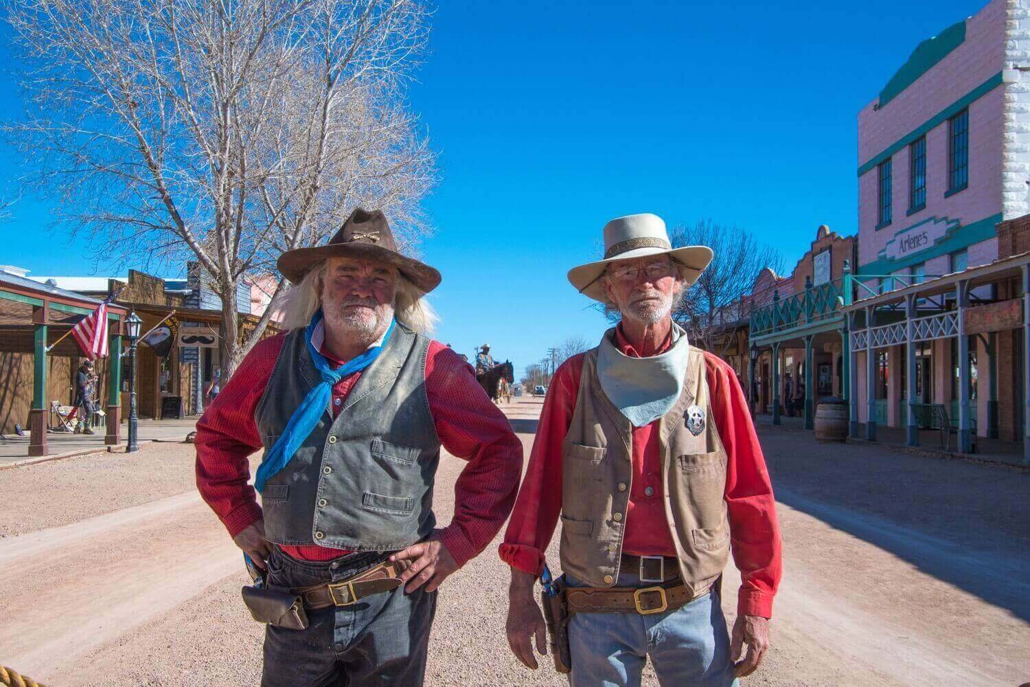 En Tombstone vaqueros locales reciben a las visitas en la calle principal. Vaqueros contemporáneos. Viejo Oeste en Arizona. 