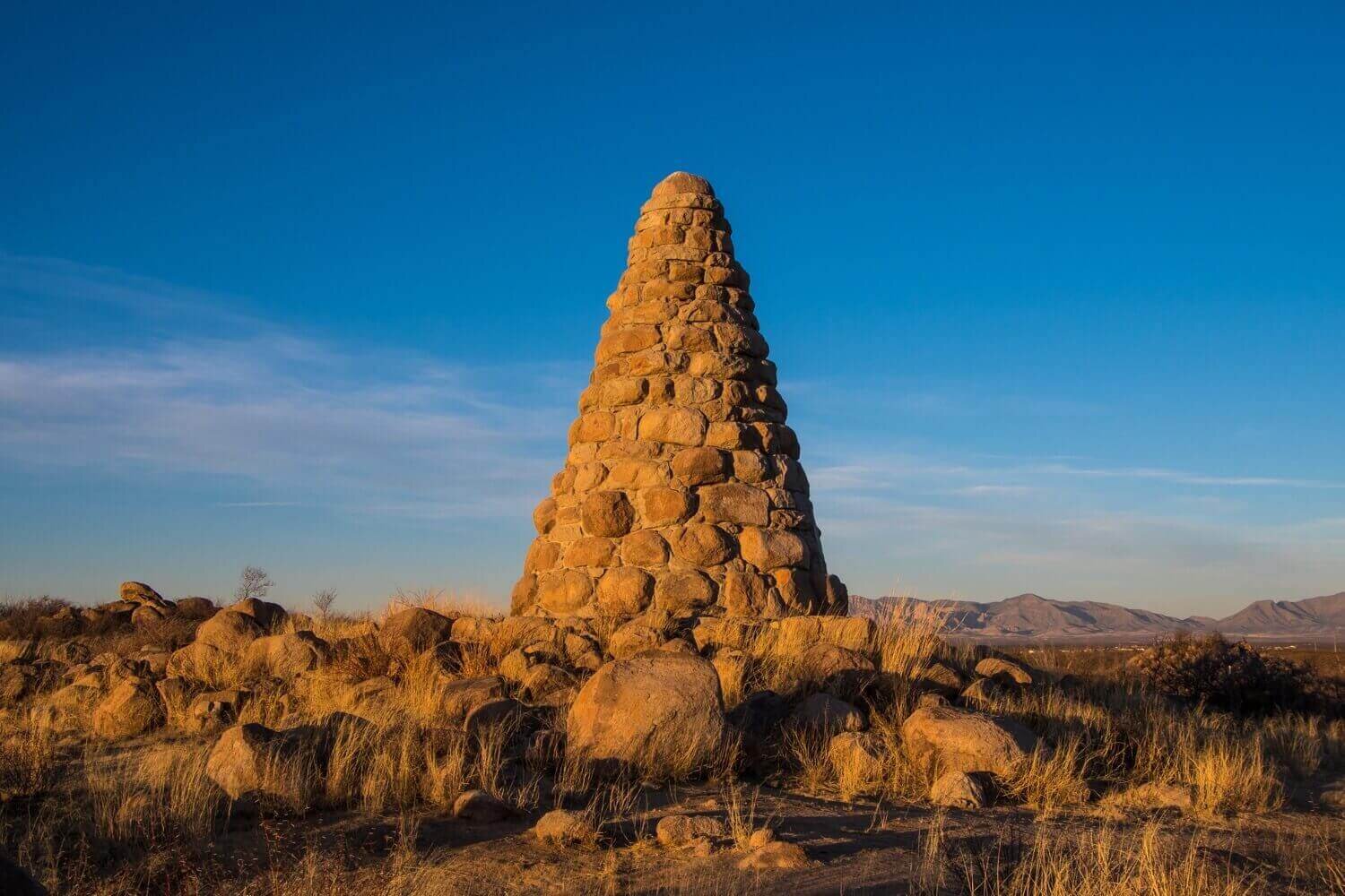 Tombstone Monument, tumba del fundador de las minas de Tombstone. Turismo rural en Arizona.