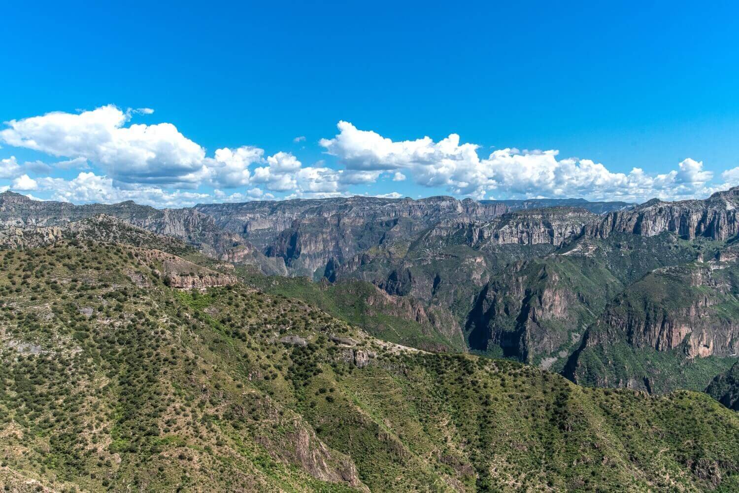 Vista del cañón más famoso de México en la vía ferrata de Barrancas del Cobre. Deportes extremos y actividades de turismo en Chihuahua. Atractivos de Divisadero y Creel.