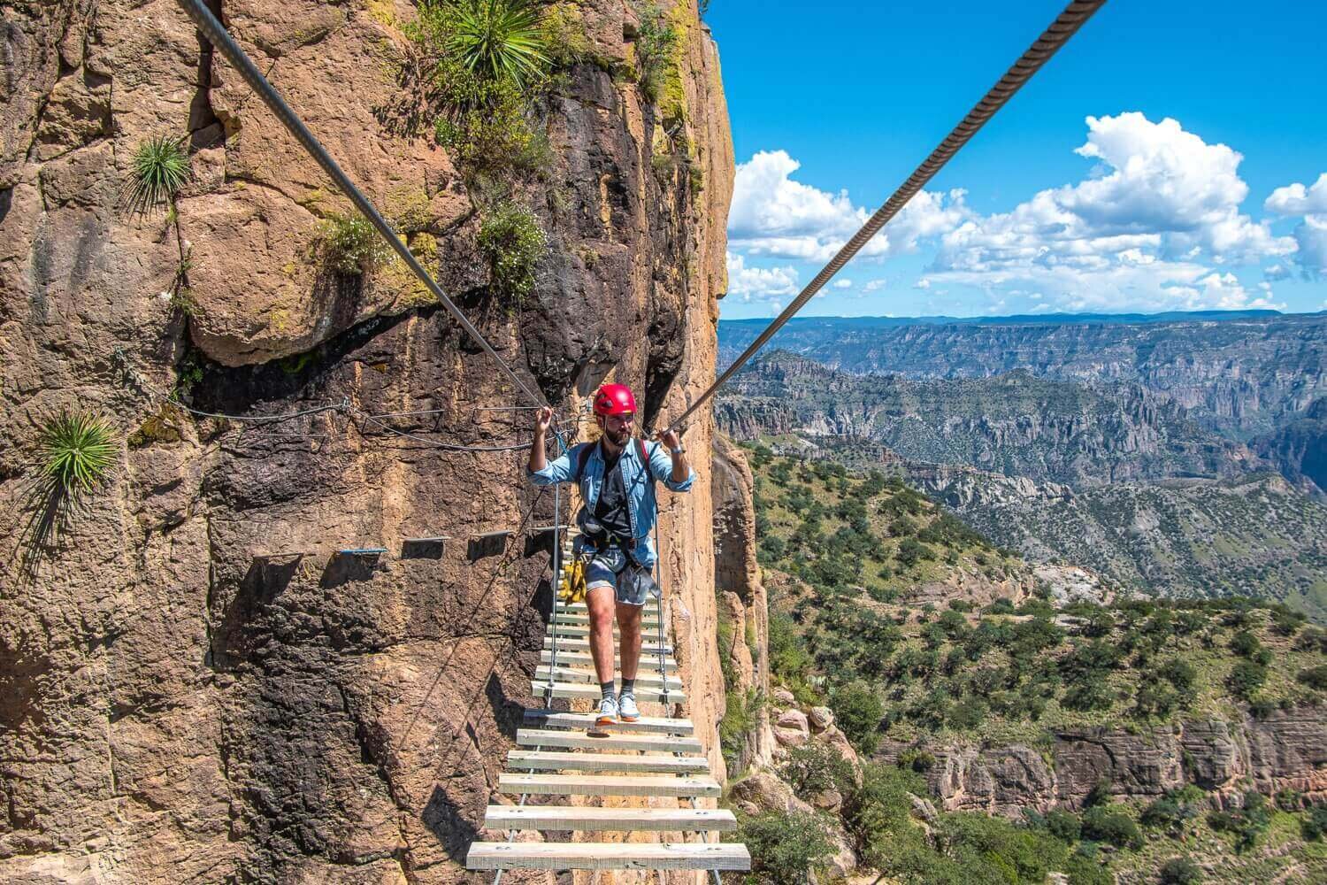 La vía ferrata de Barrancas del Cobre tiene 300 metros de recorrido. Turismo en las barrancas de Chihuahua.