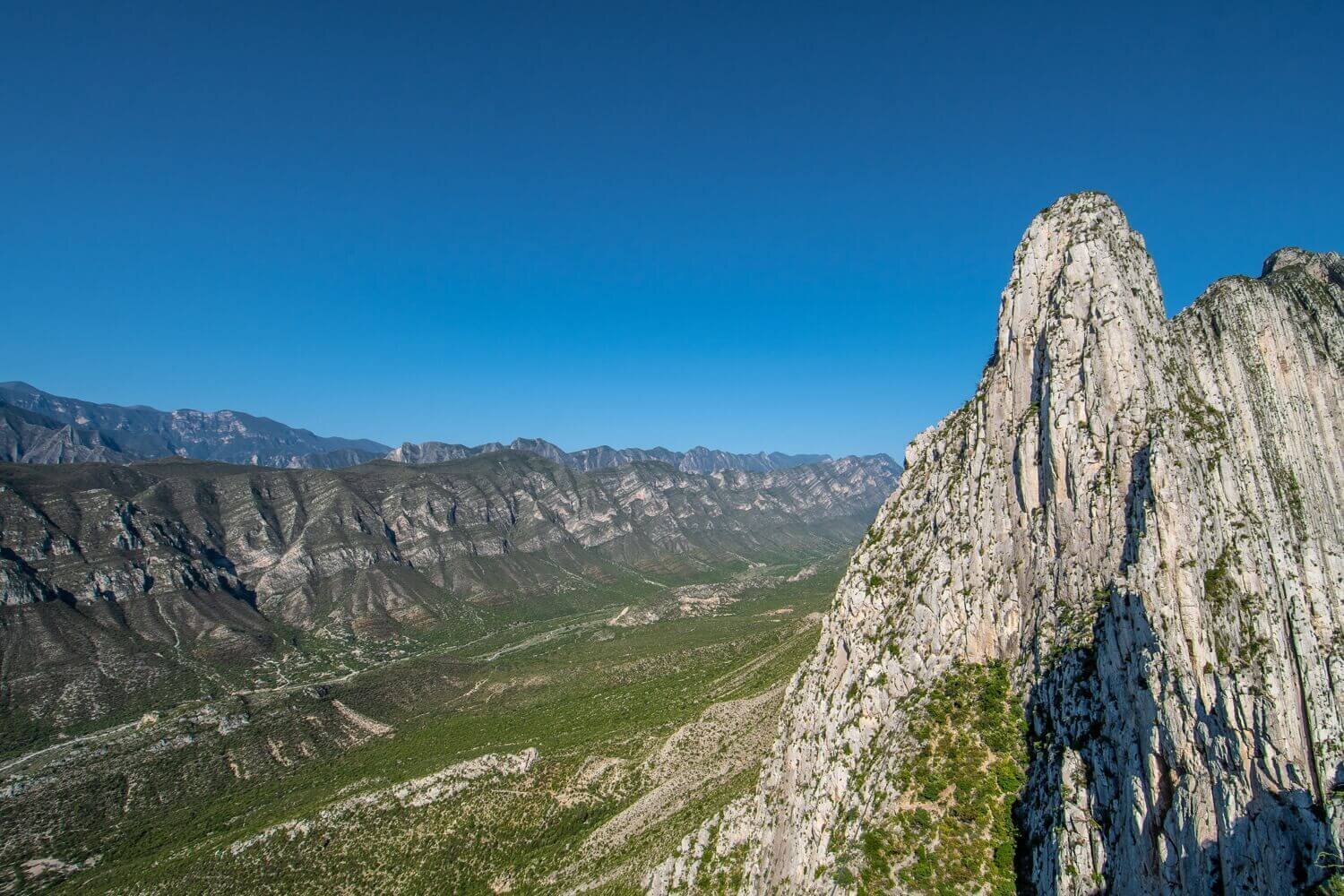 Vista panorámica de la Sierra Madre Oriental en La Huasteca. Parque ecológico La Huasteca regia. Naturaleza y aventura en Monterrey.