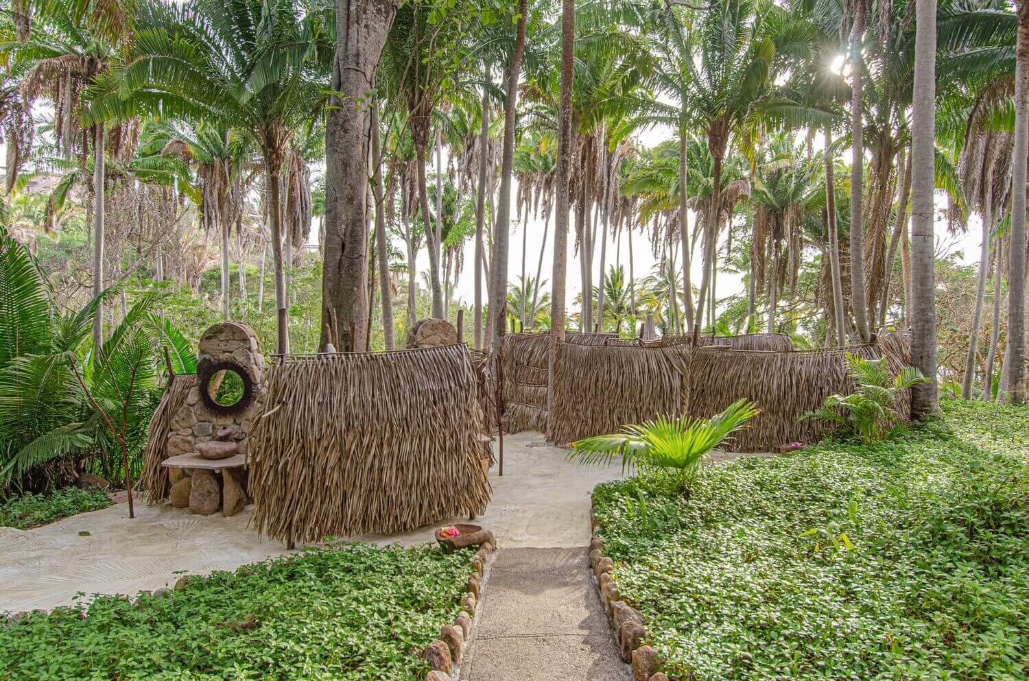 Salas de tratamiento al aire libre en el Jungle Spa de Imanta. Hotel ecológico de lujo en Riviera Nayarit. Higuera Blanca. Relais &amp; Chateaux.