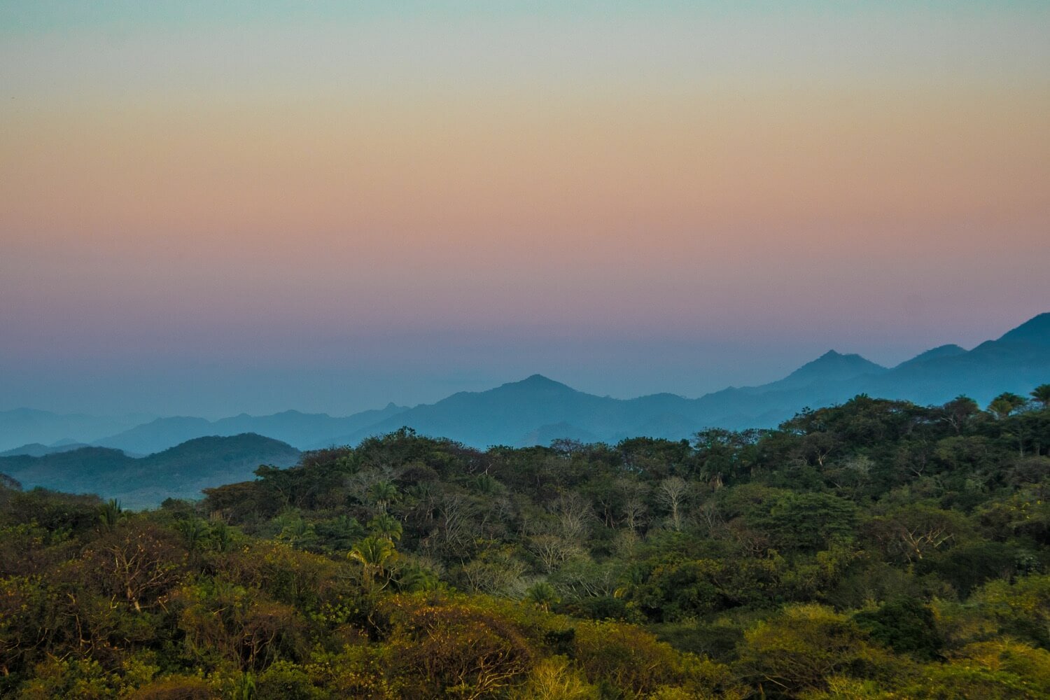 Vista del atardecer en la reserva de Mar al Cielo. Atardecer en Lo de Marcos, Riviera Nayarit. Retiro ecológico y turismo sostenible en el Pacífico mexicano.