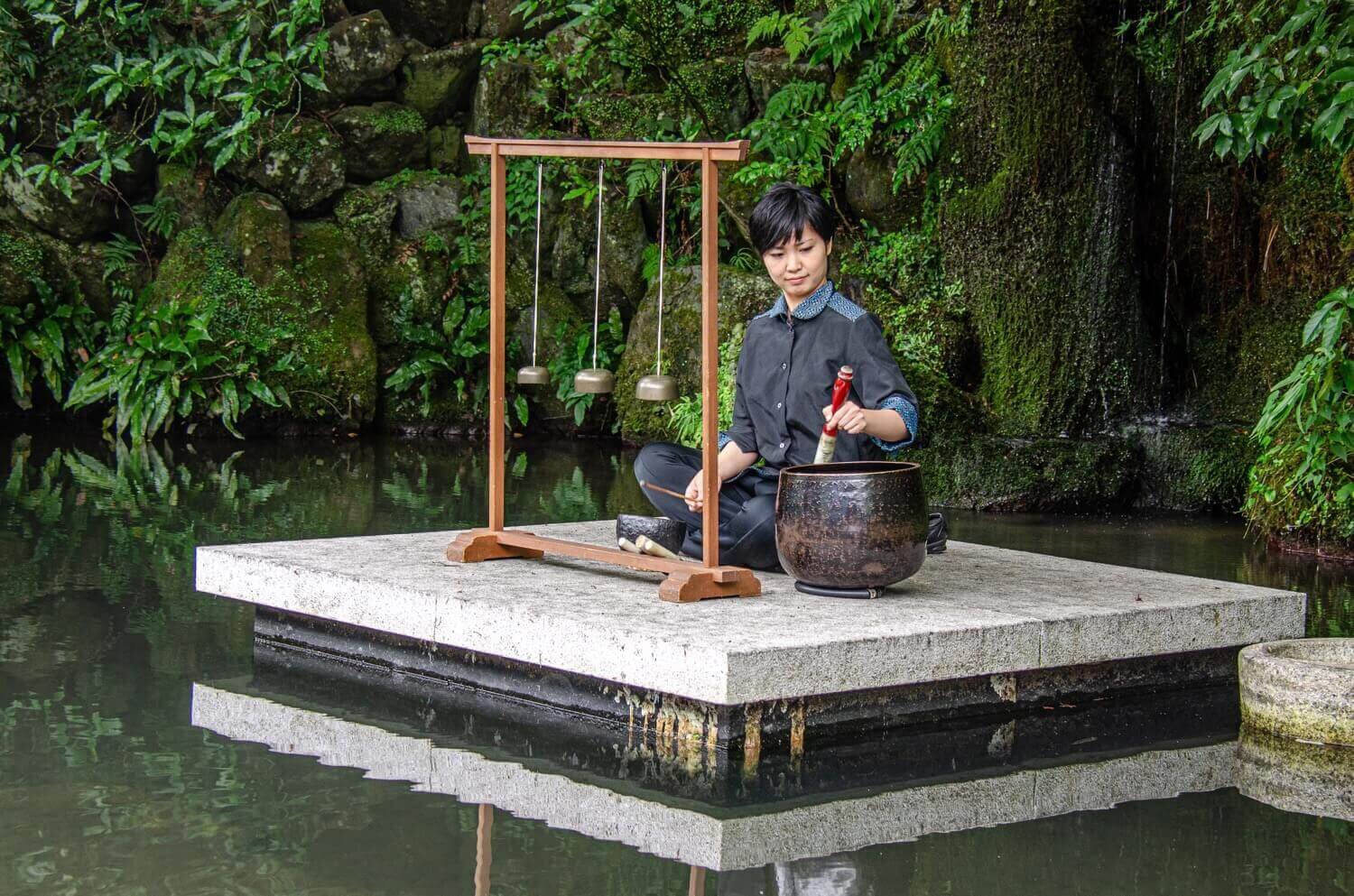 Sonidos relajantes en el jardín de Hoshinoya Kyoto. Experiencia de lujo en ryokan japonés. Turismo en Kioto.