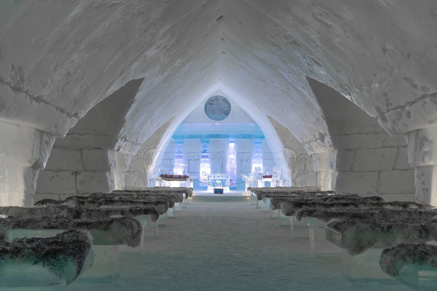 Capilla para oficiar bodas en el hotel de hielo de Quebec. Boda en un iglú.  Quebec en invierno. Turismo en Quebec.