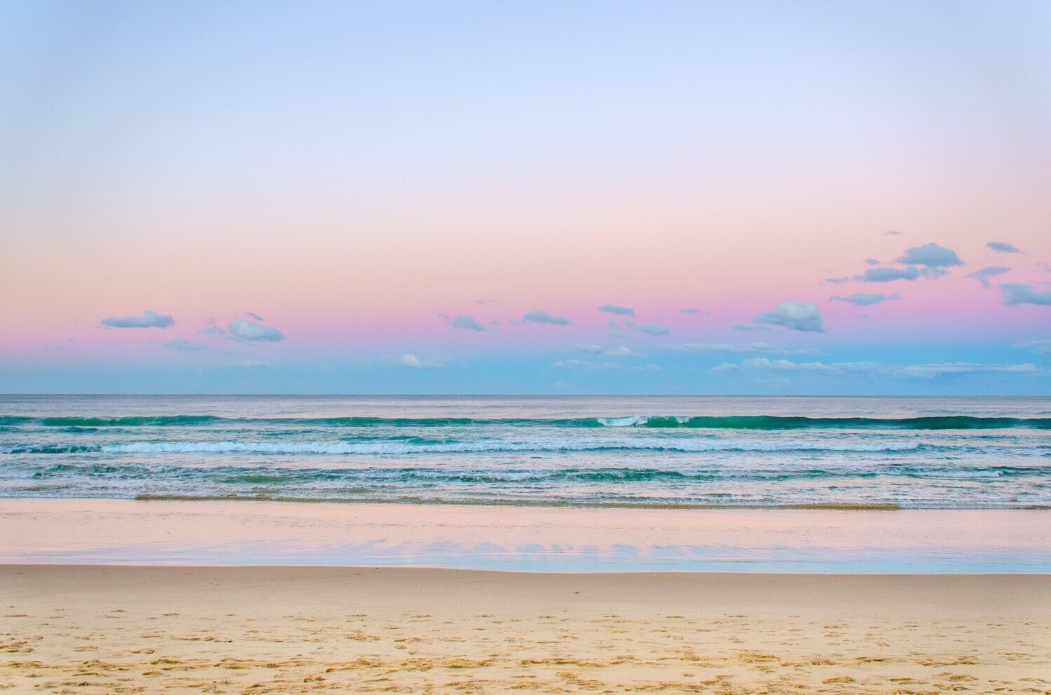 Atardecer en las playas de Surfers Paradise en Gold Coast. Turismo en Queensland, Australia. Playas cerca de Brisbane.