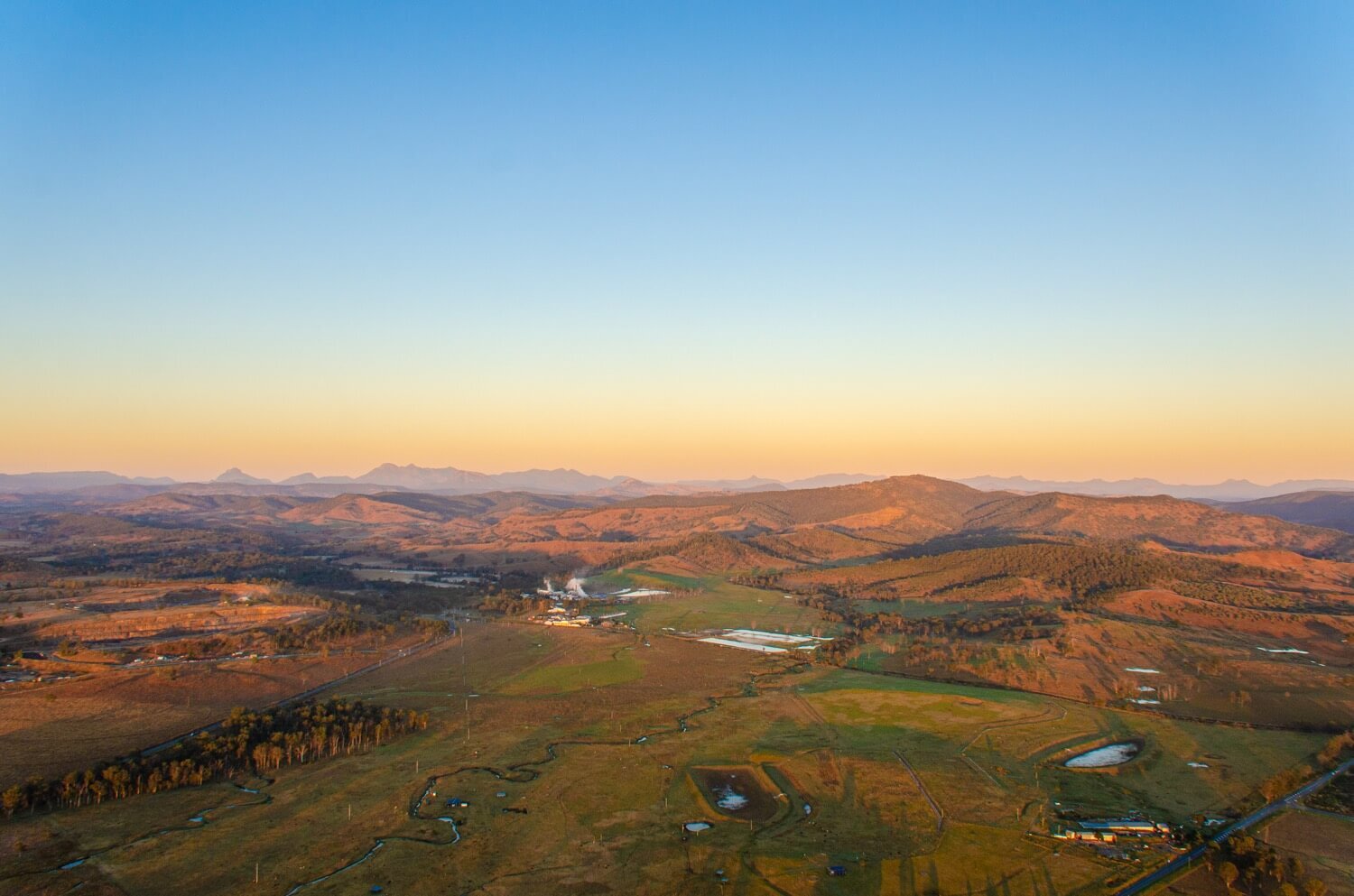 Vista panorámica de Woodhill al amanecer. Vuelo en globo en Gold Coast.